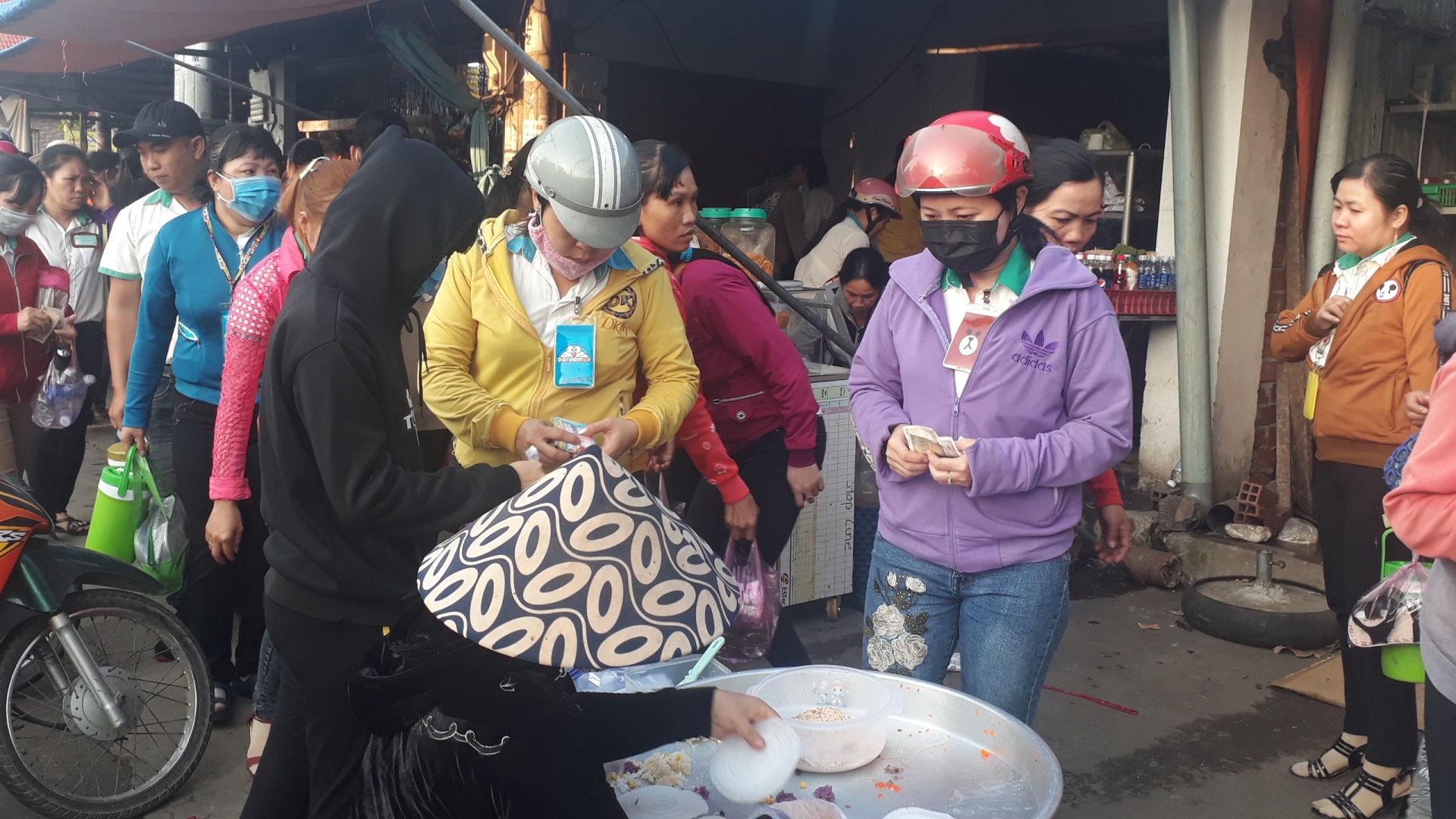 Khu công nghiệp Hòa Phú, Vĩnh Long: Công nhân phấn khởi đi làm ngày đầu tiên sau Tết khu cong nghiep hoa phu vinh long cong nhan phan khoi di lam ngay dau tien sau tet