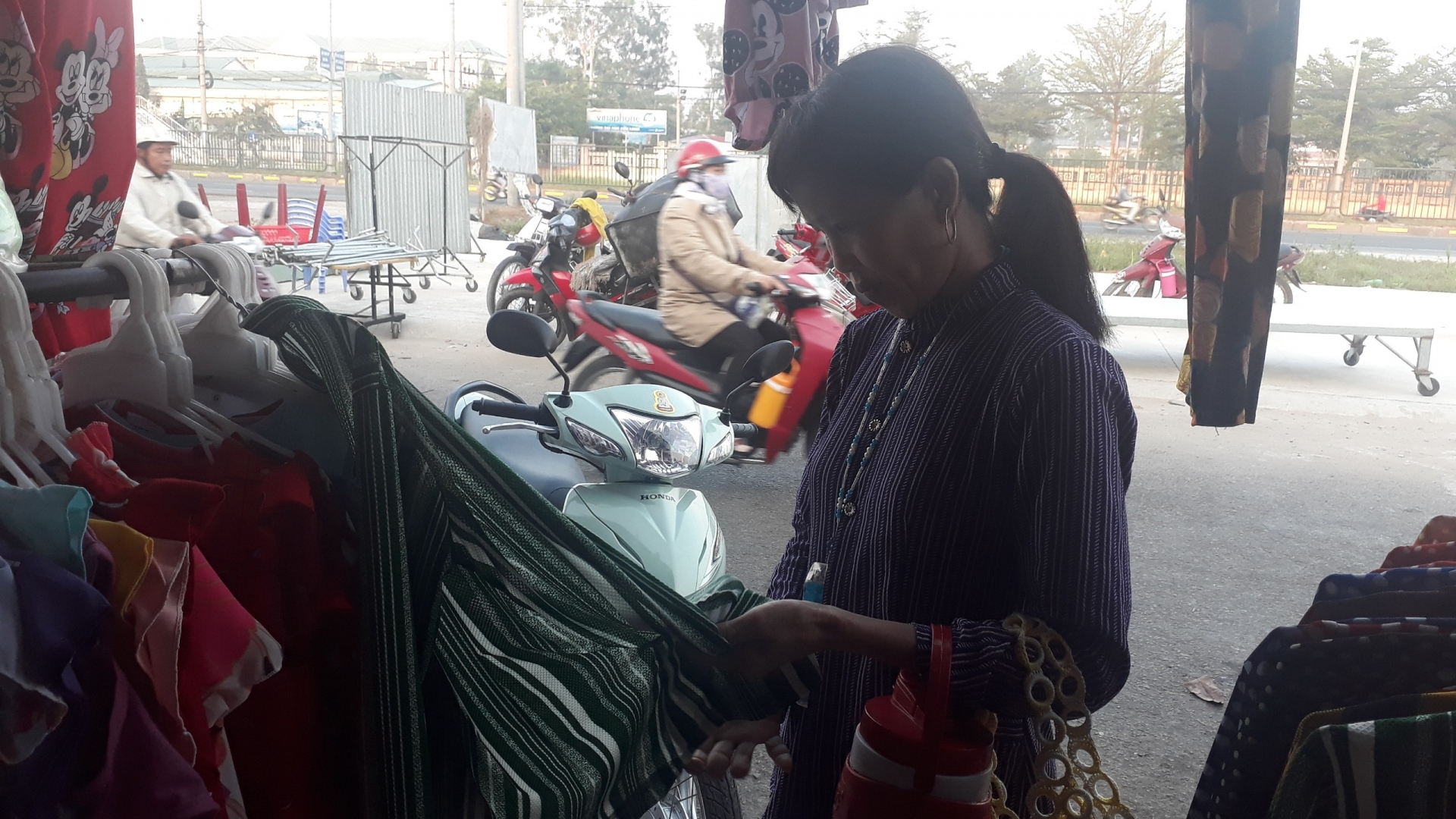 Khu công nghiệp Hòa Phú, Vĩnh Long: Công nhân phấn khởi đi làm ngày đầu tiên sau Tết khu cong nghiep hoa phu vinh long cong nhan phan khoi di lam ngay dau tien sau tet