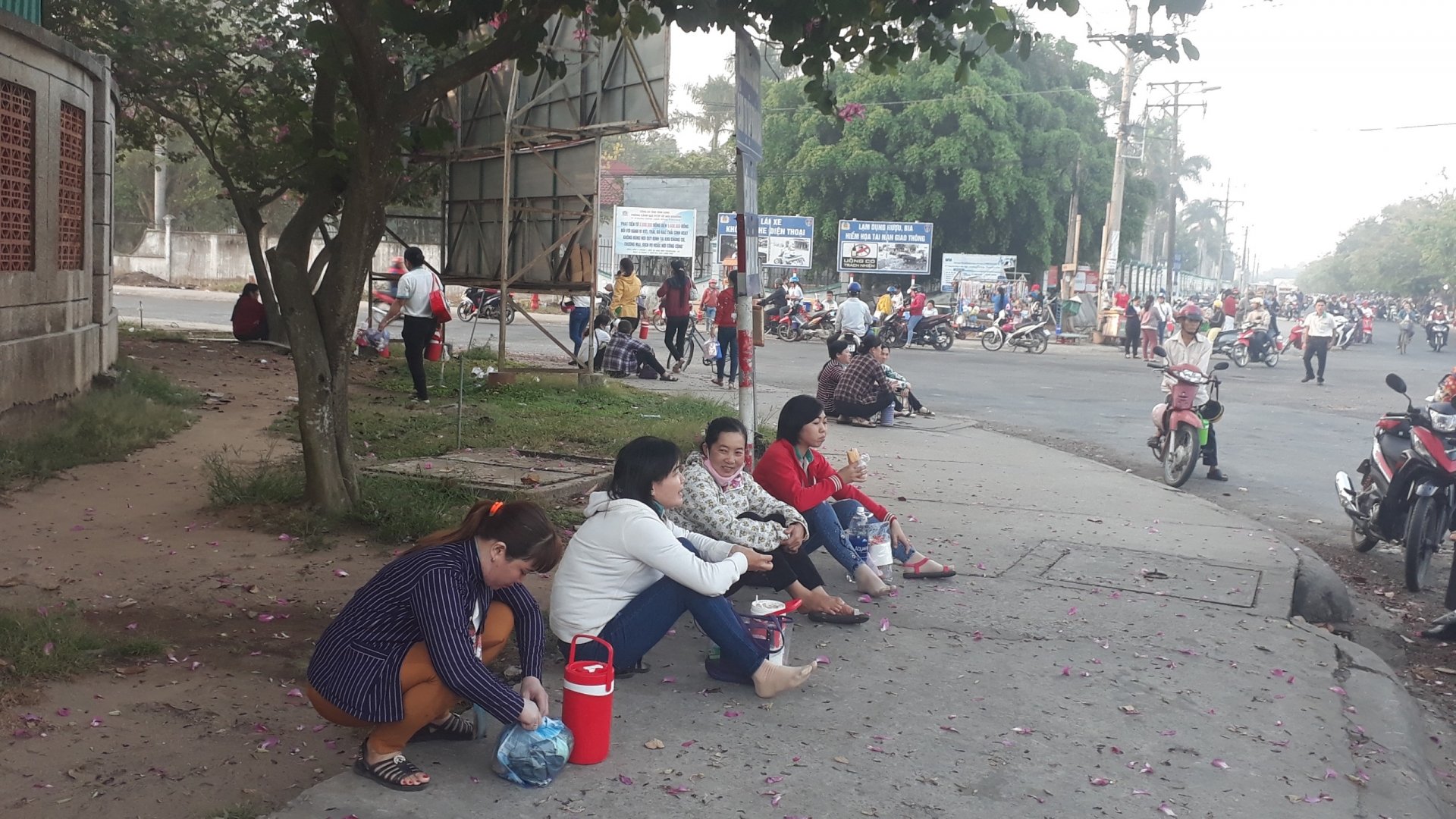 Khu công nghiệp Hòa Phú, Vĩnh Long: Công nhân phấn khởi đi làm ngày đầu tiên sau Tết khu cong nghiep hoa phu vinh long cong nhan phan khoi di lam ngay dau tien sau tet