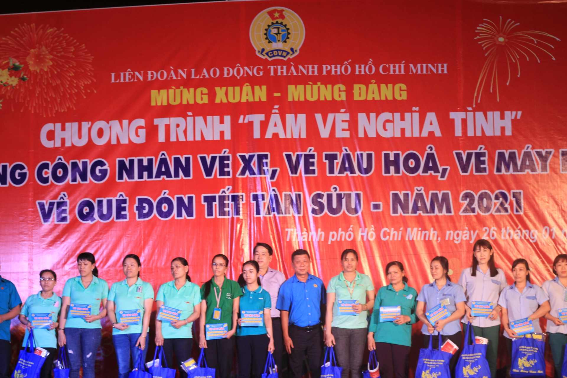 “Nhà bị lũ cuốn sạch rồi, tưởng không về quê mà tôi lại được tặng vé xe về ăn Tết!” “Nhà bị lũ cuốn sạch rồi, tưởng không về quê mà tôi lại được tặng vé xe về ăn Tết!”