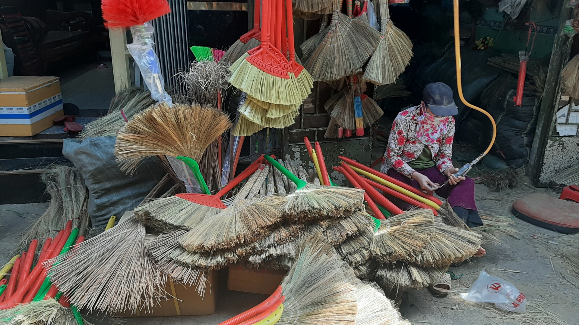 Người lao động tại làng nghề chốt đót duy nhất tại TP HCM tất bật vào vụ