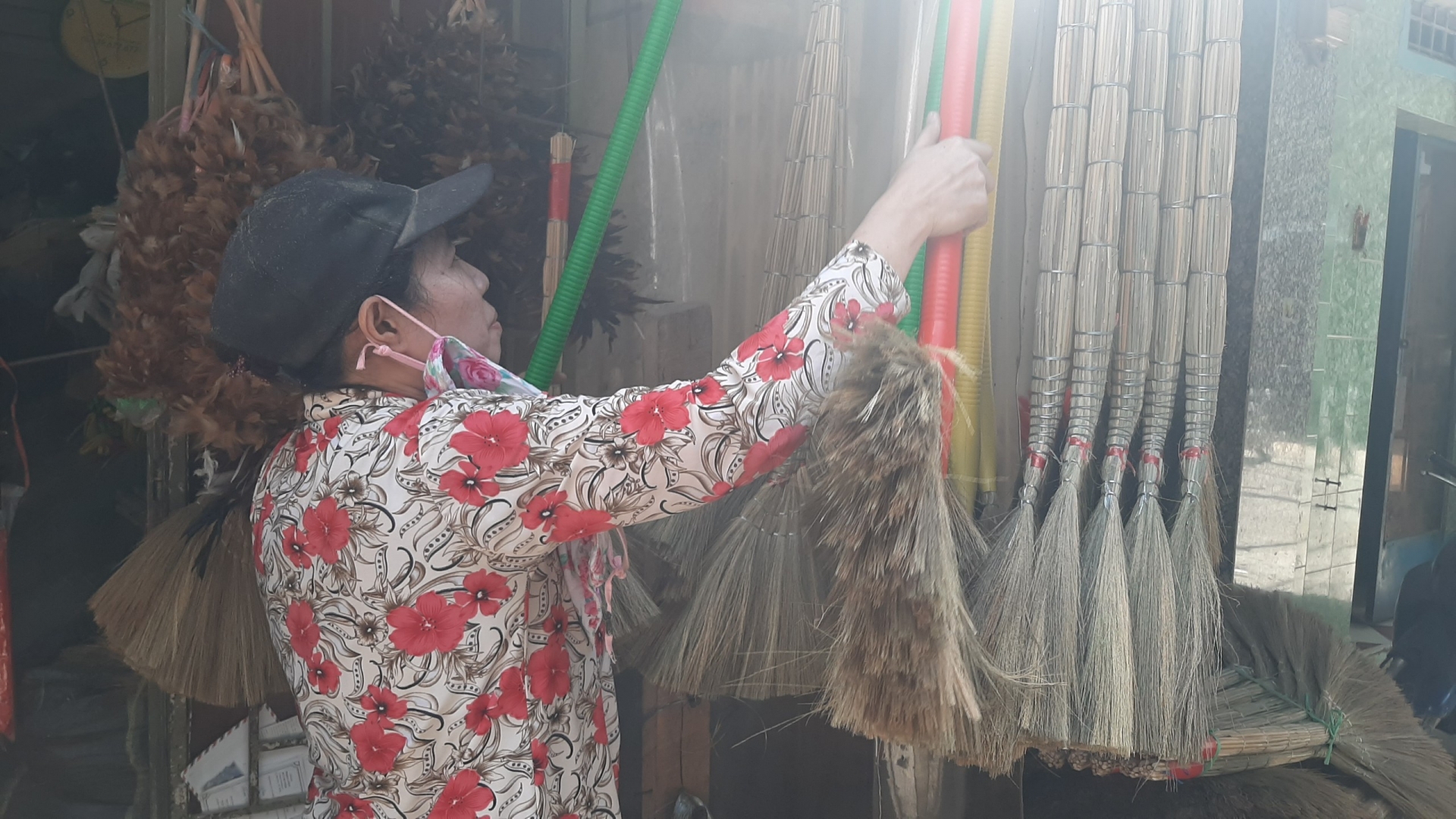 Người lao động tại làng nghề chốt đót duy nhất tại TP HCM tất bật vào vụ