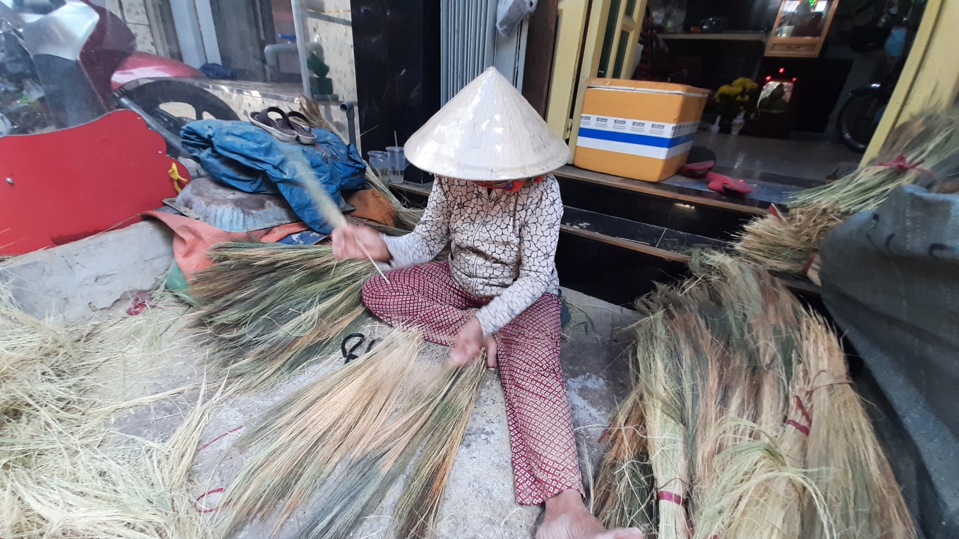 Người lao động tại làng nghề chốt đót duy nhất tại TP HCM tất bật vào vụ