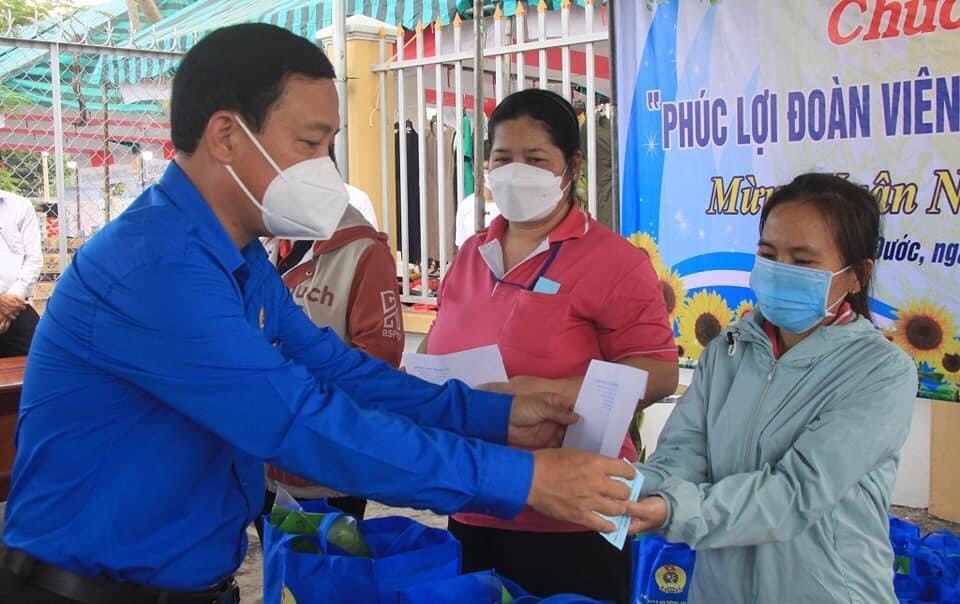 LĐLĐ Long An mở nhiều gian hàng bình ổn giá phục vụ đoàn viên, người lao động sắm Tết LĐLĐ Long An mở nhiều gian hàng bình ổn giá phục vụ đoàn viên, người lao động sắm Tết