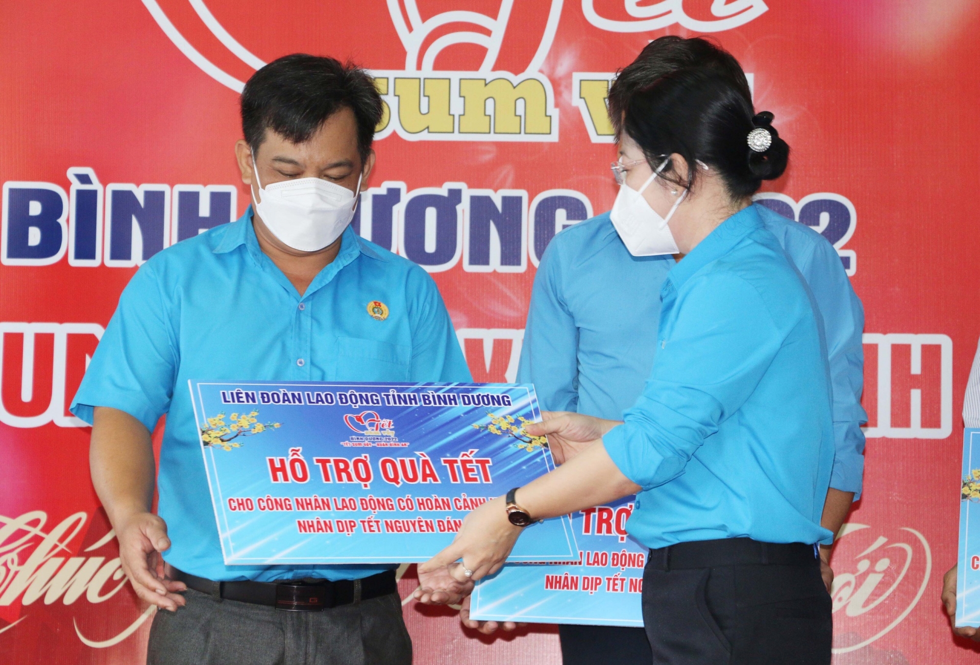 Người lao động vui mừng khi nhận quà Tết từ Công đoàn Bình Dương Người lao động vui mừng khi nhận quà Tết từ Công đoàn Bình Dương
