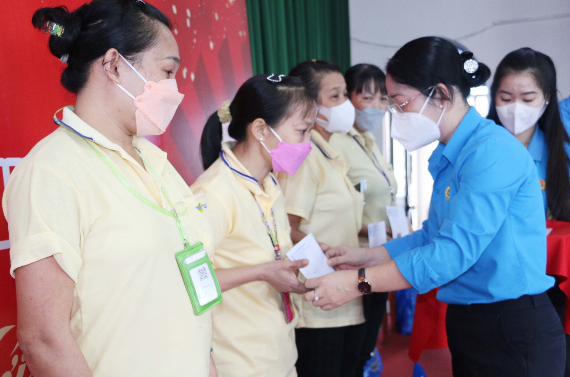 Người lao động vui mừng khi nhận quà Tết từ Công đoàn Bình Dương Người lao động vui mừng khi nhận quà Tết từ Công đoàn Bình Dương