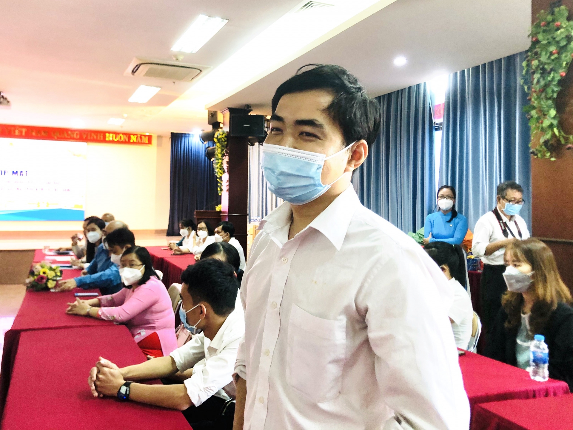 Vinh dự của công nhân trực tiếp sản xuất đứng trong hàng ngũ Đảng Vinh dự của công nhân trực tiếp sản xuất đứng trong hàng ngũ Đảng