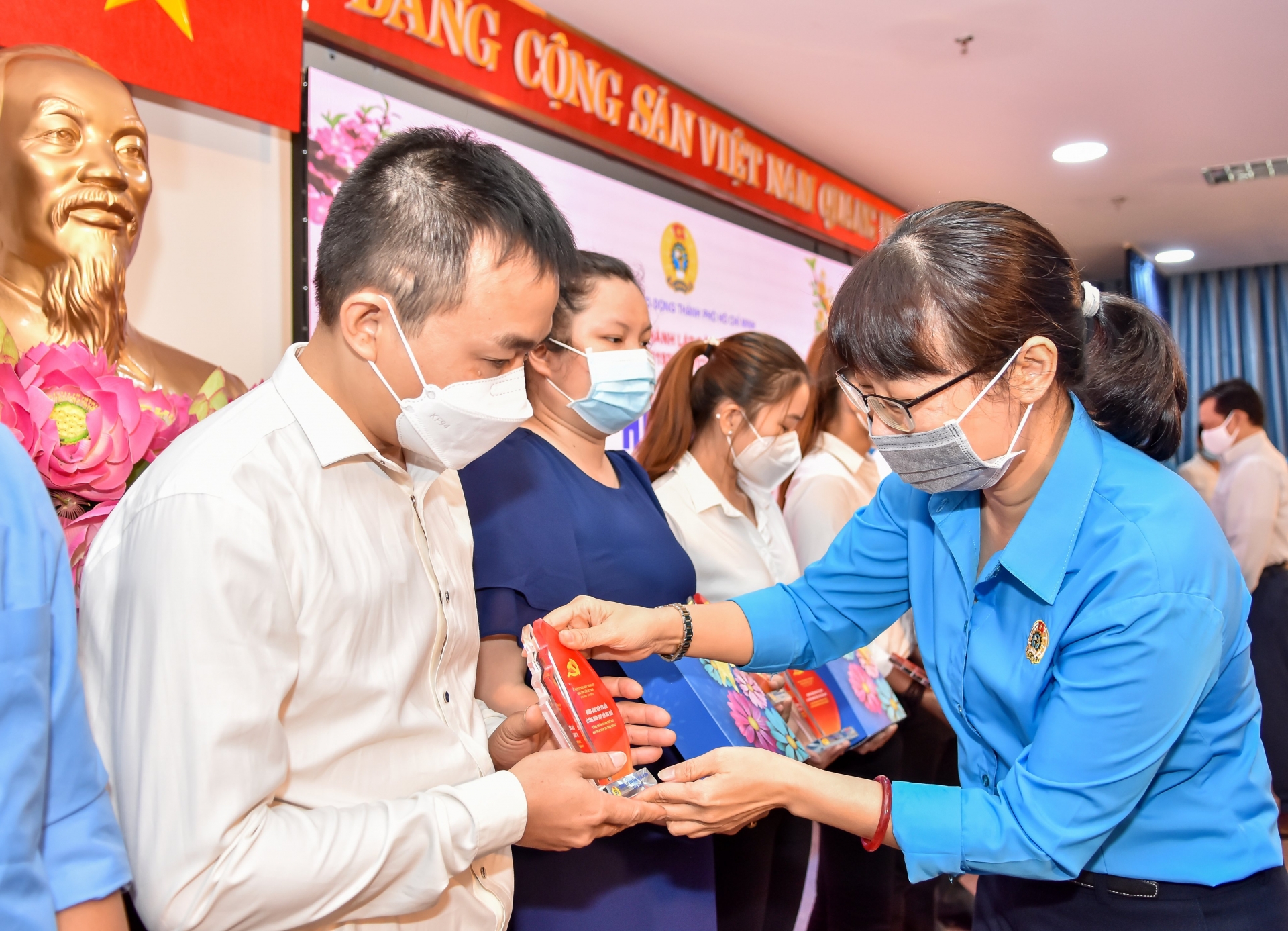 Vinh dự của công nhân trực tiếp sản xuất đứng trong hàng ngũ Đảng Vinh dự của công nhân trực tiếp sản xuất đứng trong hàng ngũ Đảng