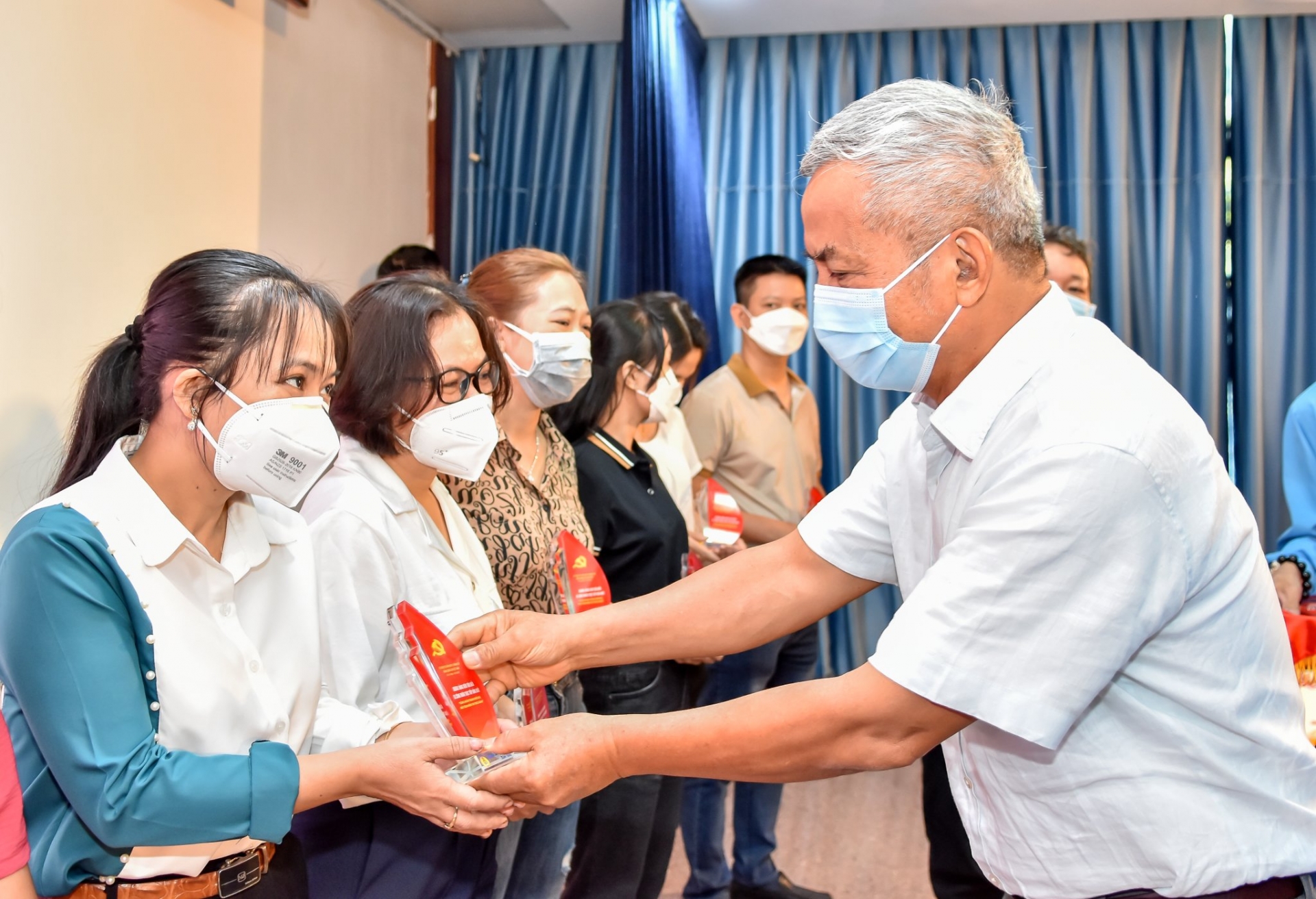 Vinh dự của công nhân trực tiếp sản xuất đứng trong hàng ngũ Đảng Vinh dự của công nhân trực tiếp sản xuất đứng trong hàng ngũ Đảng