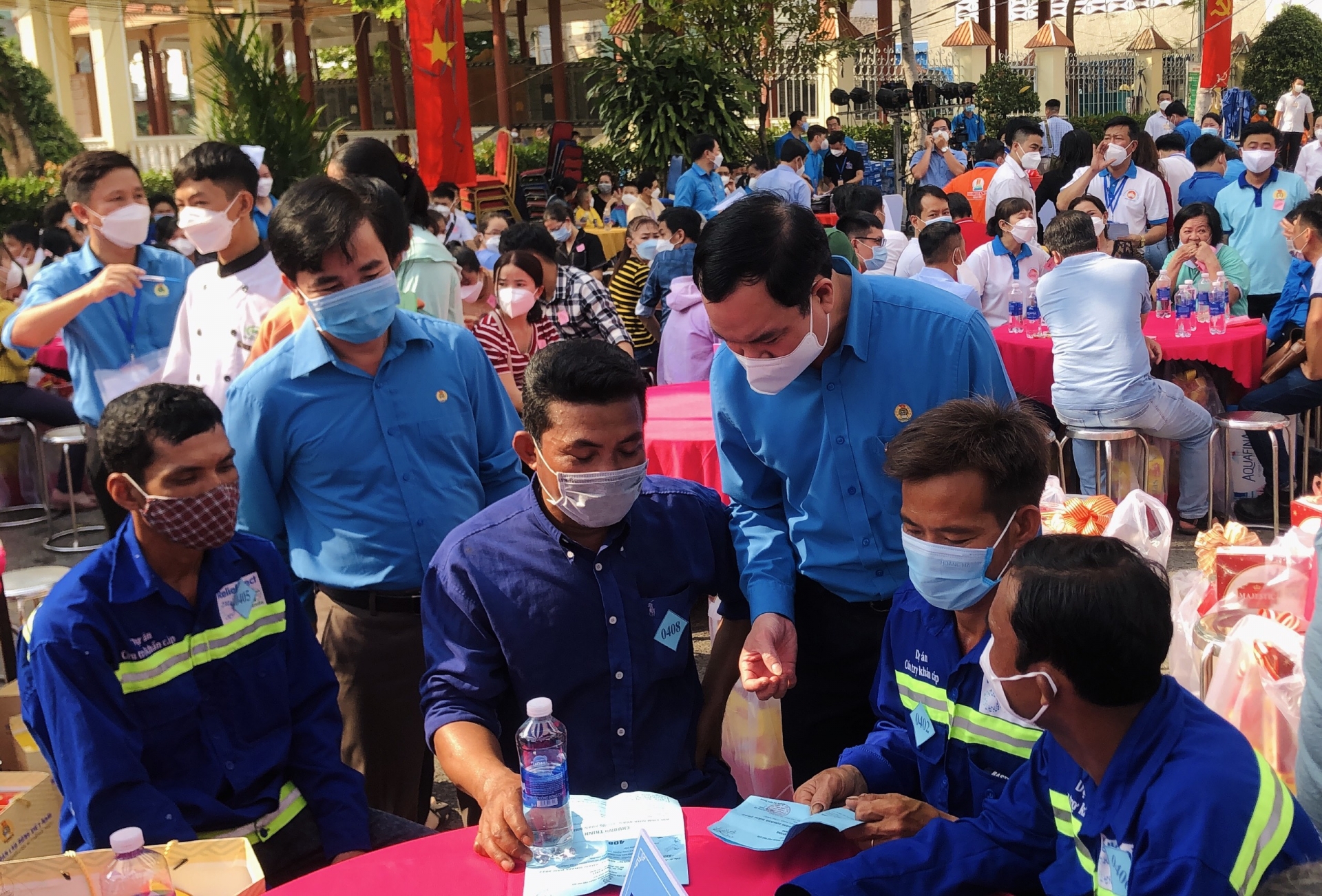 Công nhân lao động phấn khởi vì được nhận quà của Chủ tịch nước và Tổng Liên đoàn