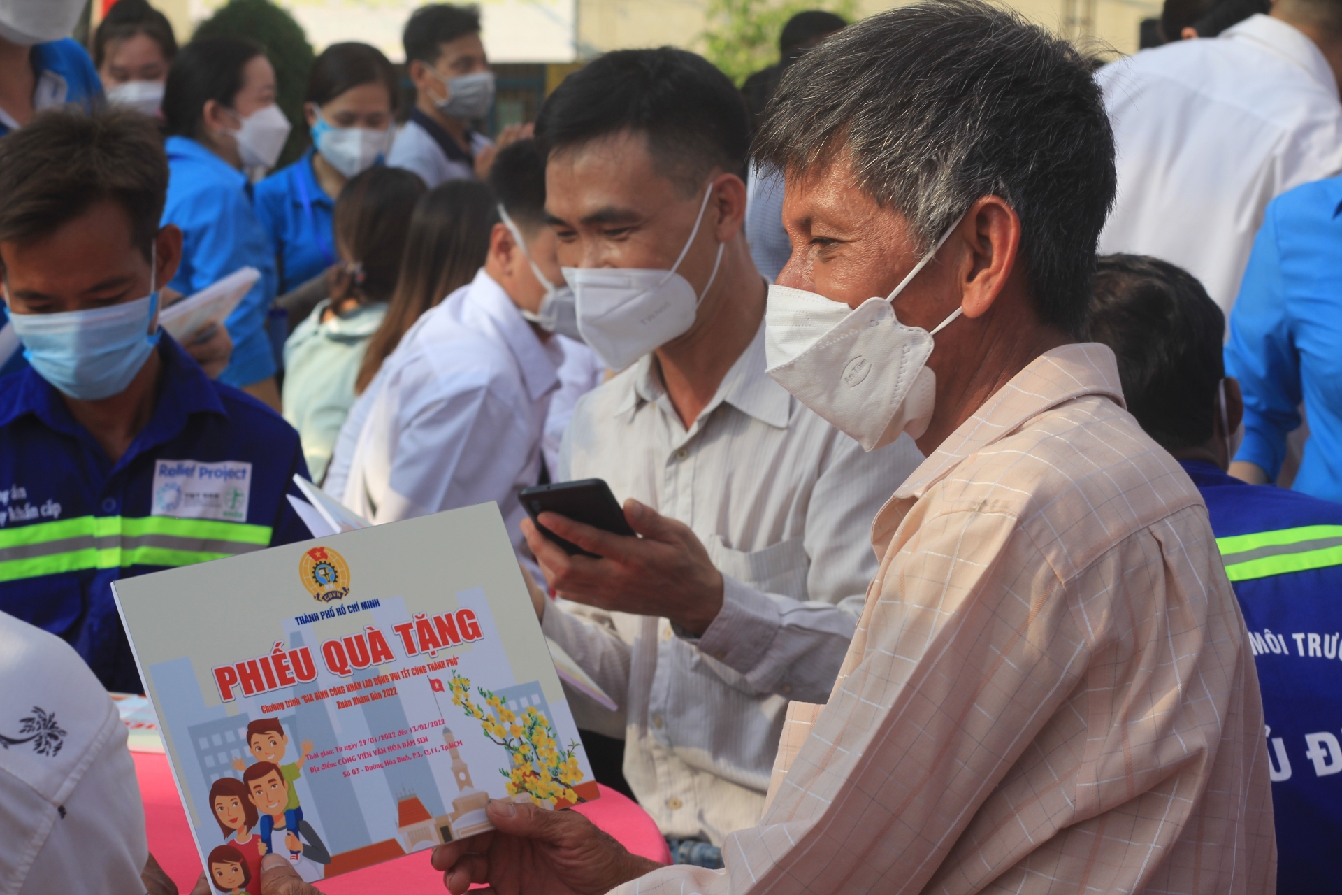 Công nhân lao động phấn khởi vì được nhận quà của Chủ tịch nước và Tổng Liên đoàn