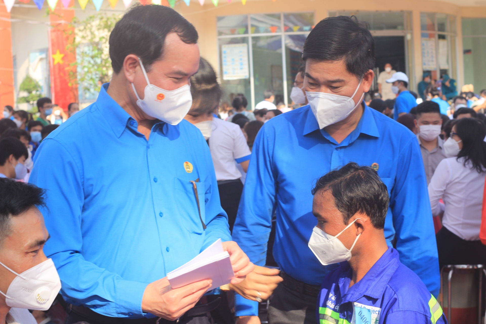 Công nhân lao động phấn khởi vì được nhận quà của Chủ tịch nước và Tổng Liên đoàn