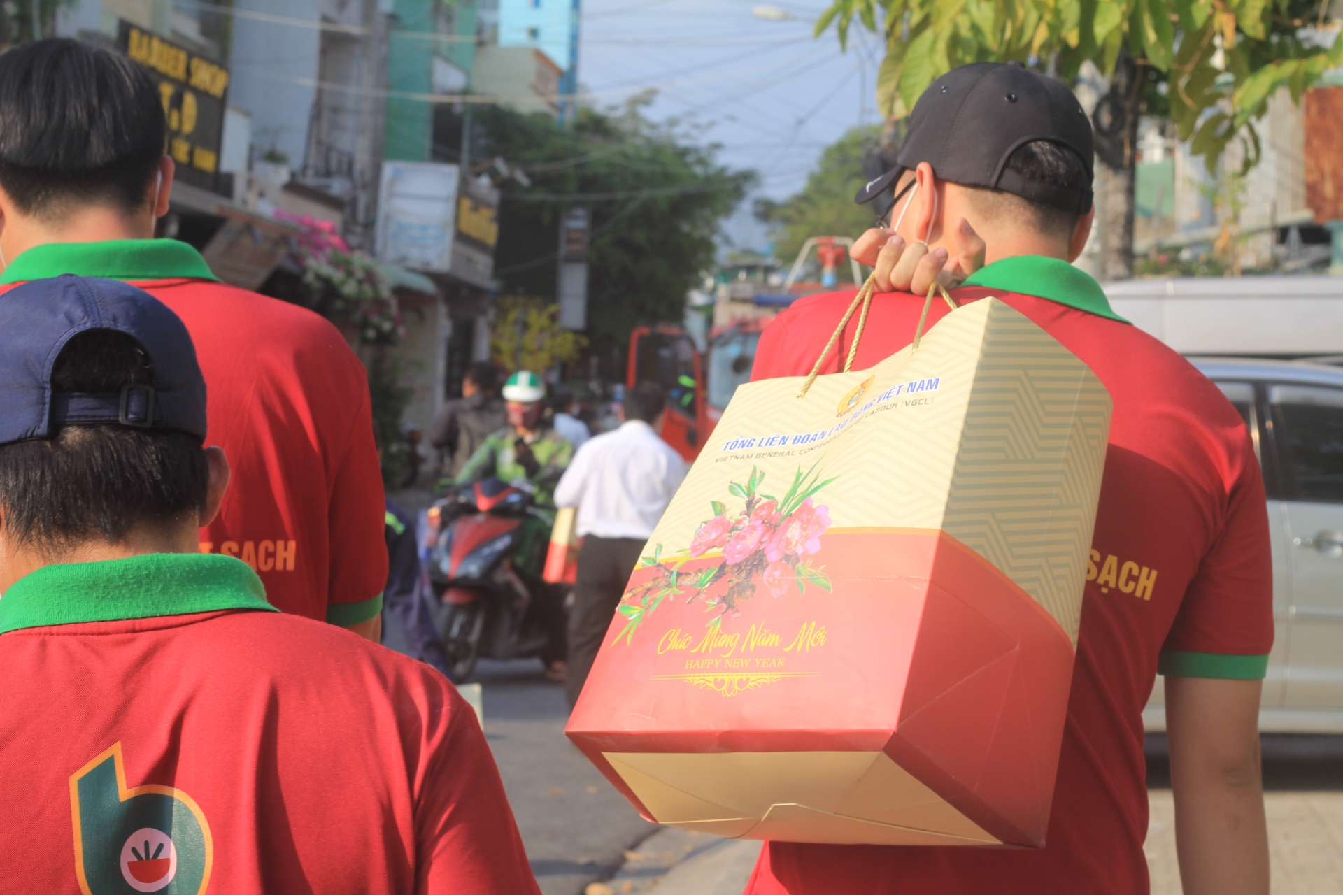 Công nhân lao động phấn khởi vì được nhận quà của Chủ tịch nước và Tổng Liên đoàn