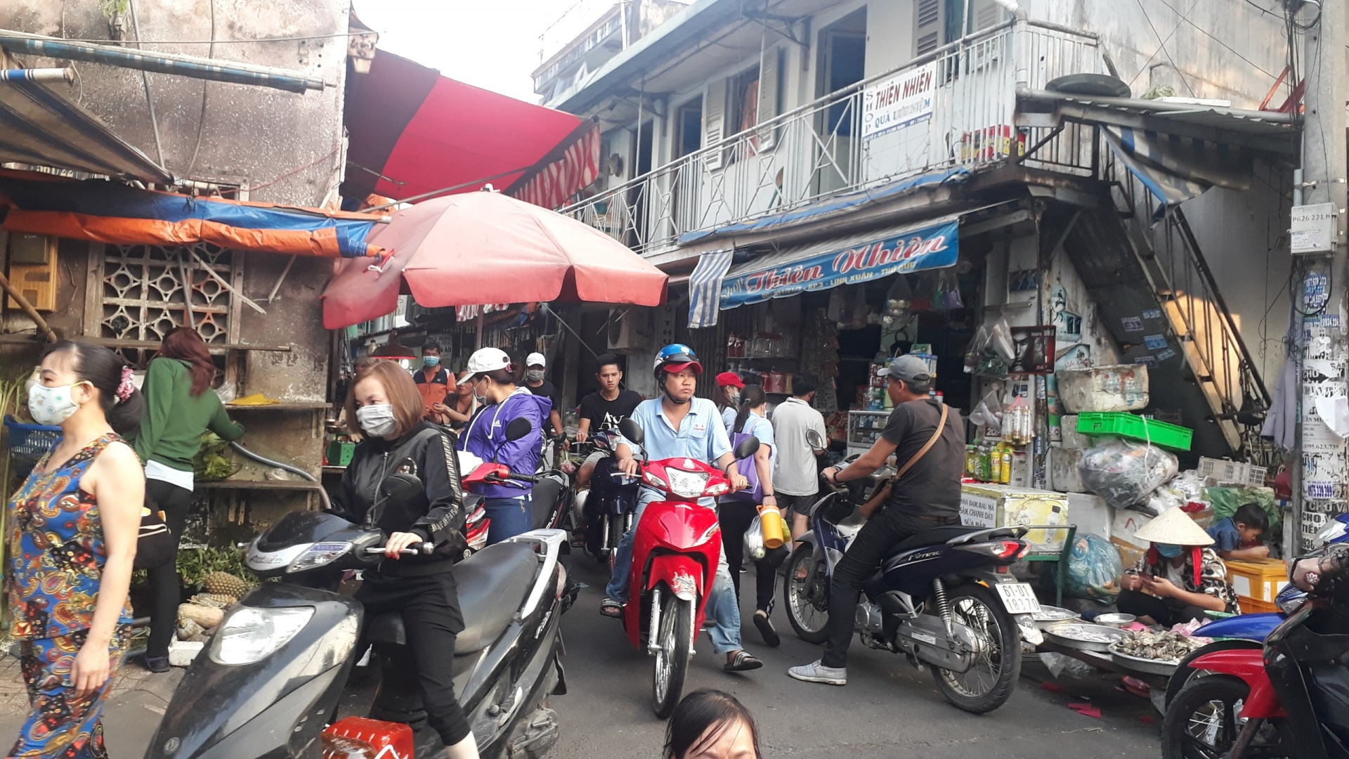 Công nhân rục rịch chuẩn bị thực phẩm đối phó "mùa dịch" viêm phổi do virus corona cong nhan ruc rich chuan bi thuc pham doi pho mua dich viem phoi do virus corona