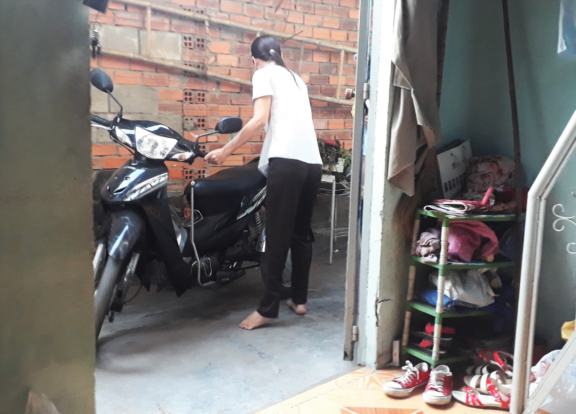 cuoc song vuot len chinh minh cua nu cong nhan tan tat gan 20 nam xa que