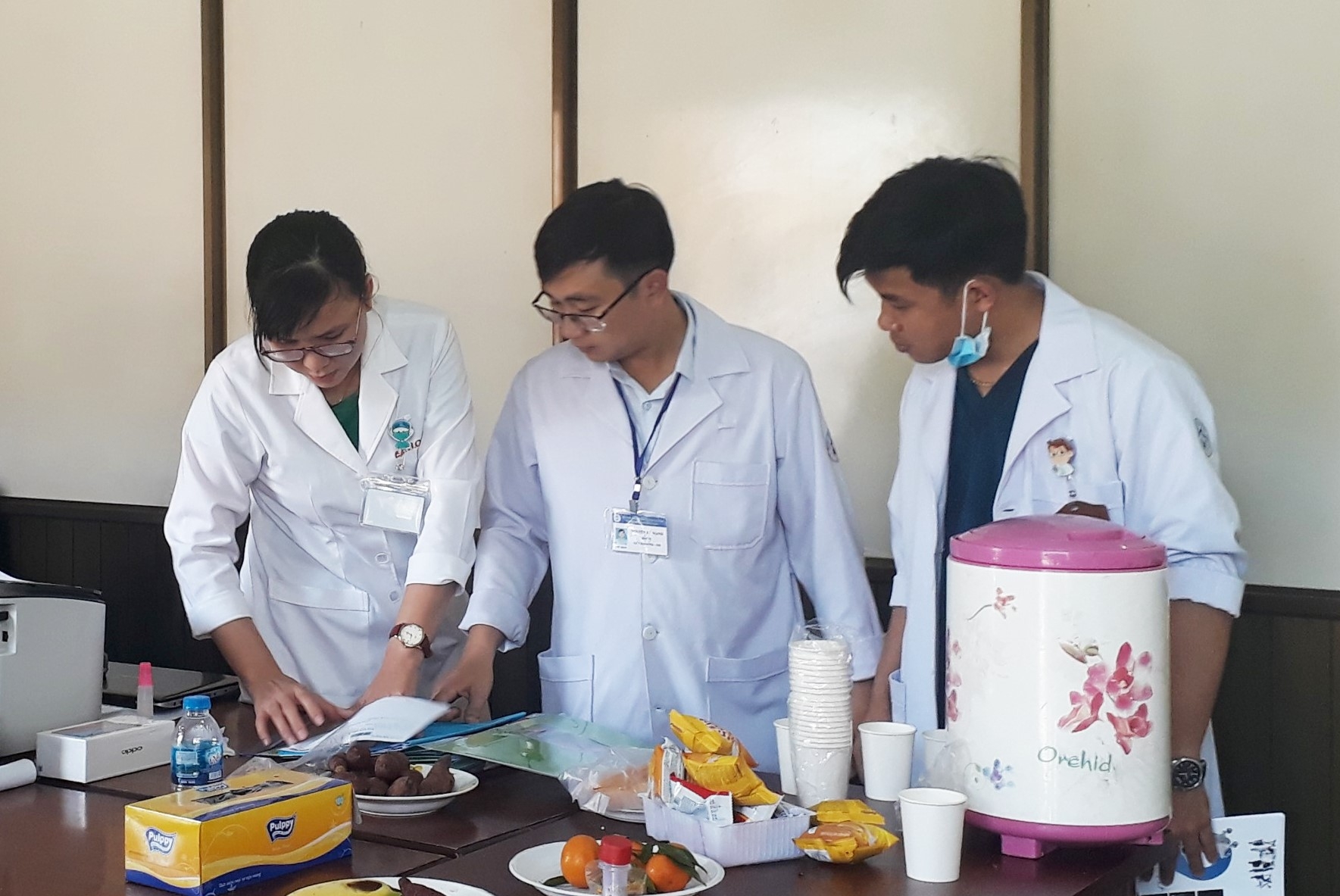 bat ngo ve mot ngay lam viec cua cac chien si ao trang tai benh vien da chien tphcm