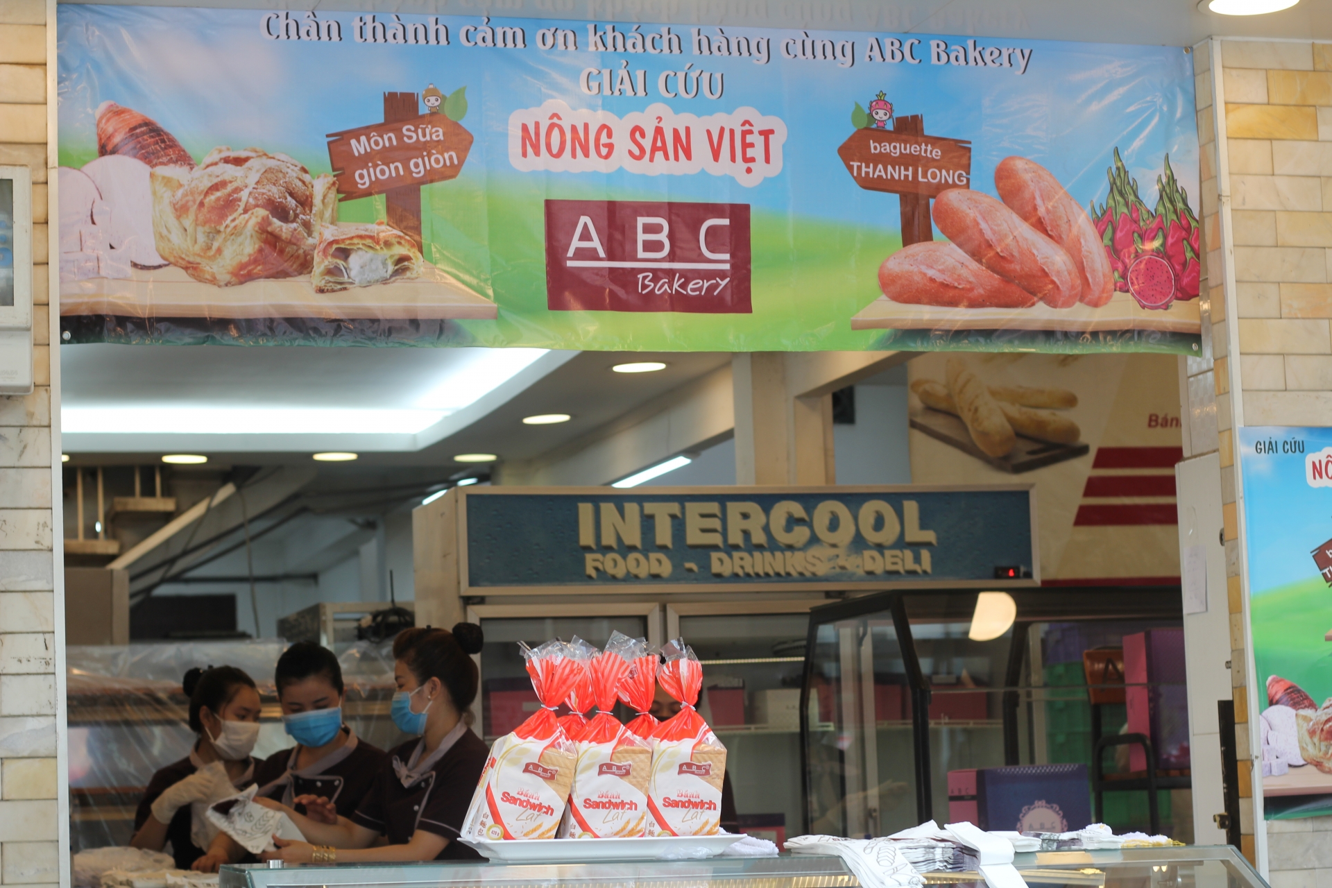 Người dân TP.HCM "đội nắng” chờ mua bánh mì thanh long giải cứu nông sản Việt nguoi dan tphcm doi nang cho mua banh mi thanh long giai cuu nong san viet