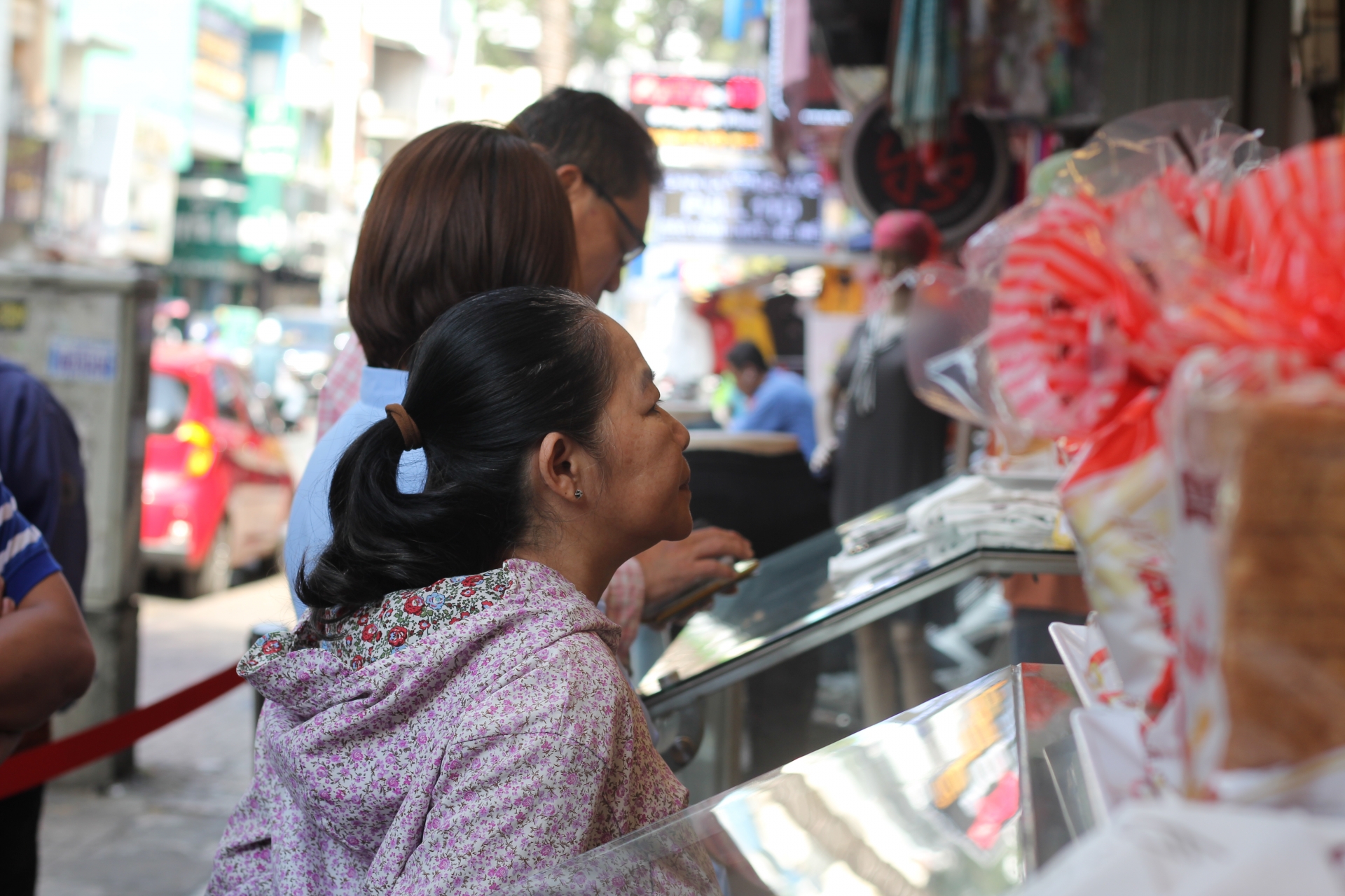Người dân TP.HCM "đội nắng” chờ mua bánh mì thanh long giải cứu nông sản Việt nguoi dan tphcm doi nang cho mua banh mi thanh long giai cuu nong san viet