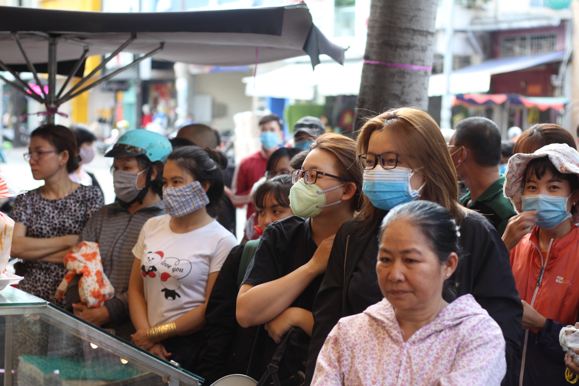 Người dân TP.HCM "đội nắng” chờ mua bánh mì thanh long giải cứu nông sản Việt nguoi dan tphcm doi nang cho mua banh mi thanh long giai cuu nong san viet