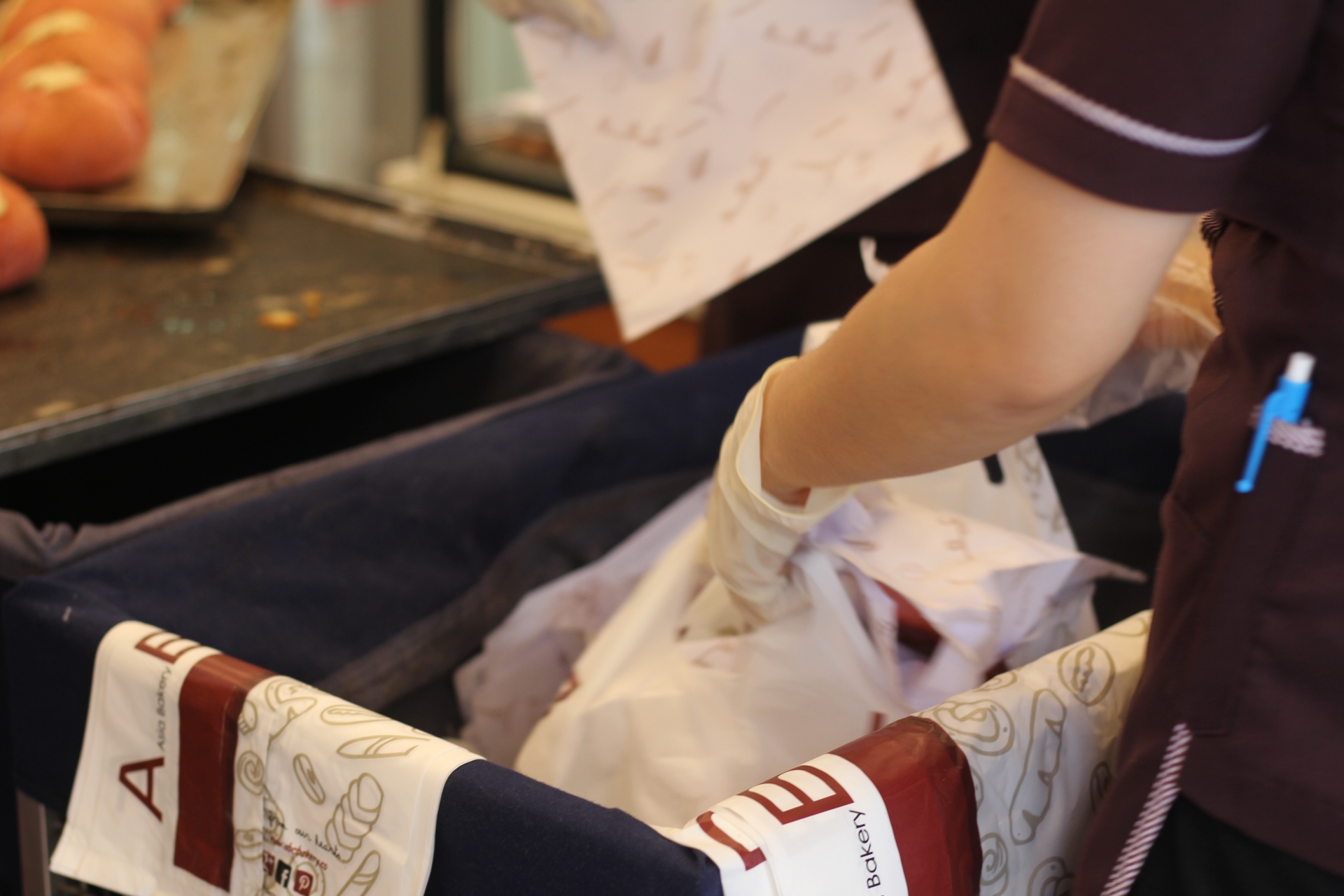 Người dân TP.HCM "đội nắng” chờ mua bánh mì thanh long giải cứu nông sản Việt nguoi dan tphcm doi nang cho mua banh mi thanh long giai cuu nong san viet