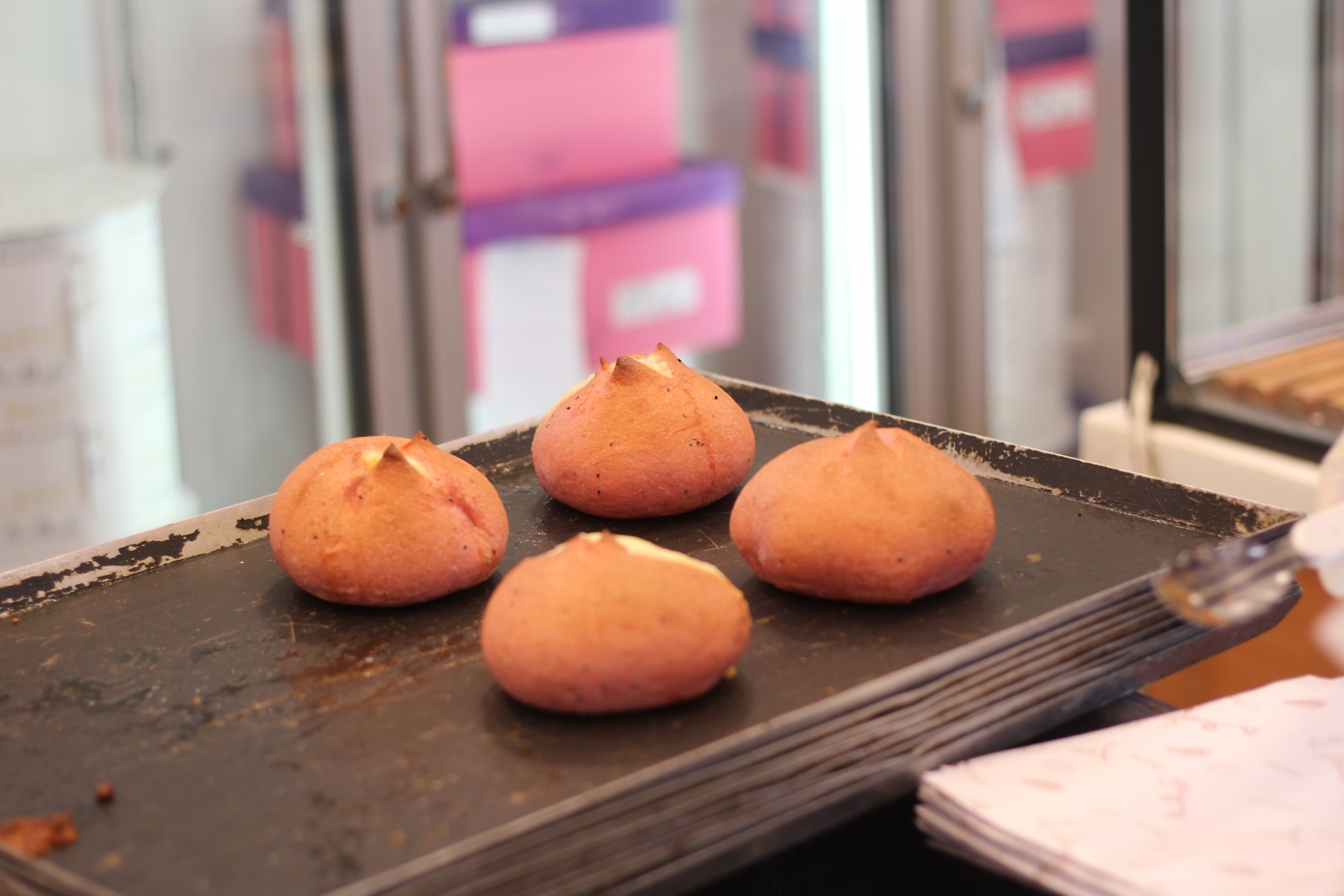 Người dân TP.HCM "đội nắng” chờ mua bánh mì thanh long giải cứu nông sản Việt nguoi dan tphcm doi nang cho mua banh mi thanh long giai cuu nong san viet