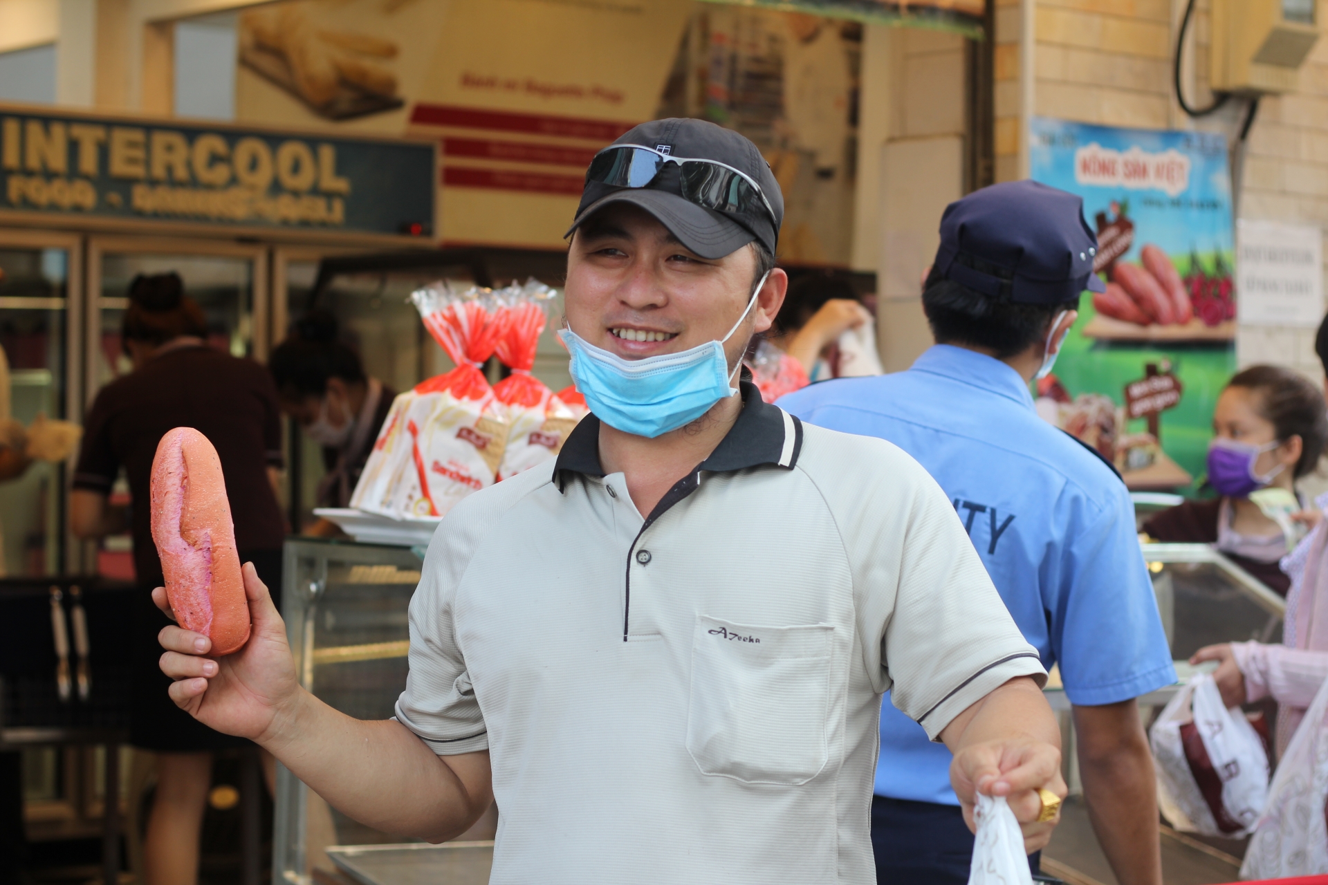 Người dân TP.HCM "đội nắng” chờ mua bánh mì thanh long giải cứu nông sản Việt nguoi dan tphcm doi nang cho mua banh mi thanh long giai cuu nong san viet