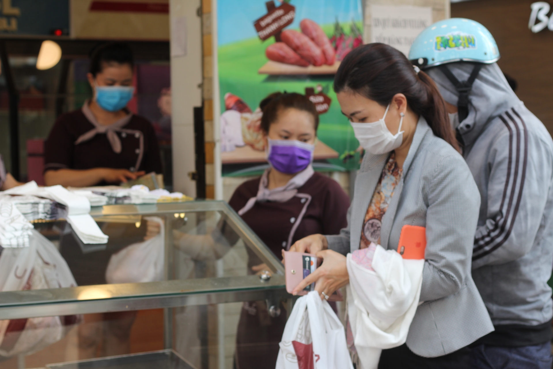 Người dân TP.HCM "đội nắng” chờ mua bánh mì thanh long giải cứu nông sản Việt nguoi dan tphcm doi nang cho mua banh mi thanh long giai cuu nong san viet