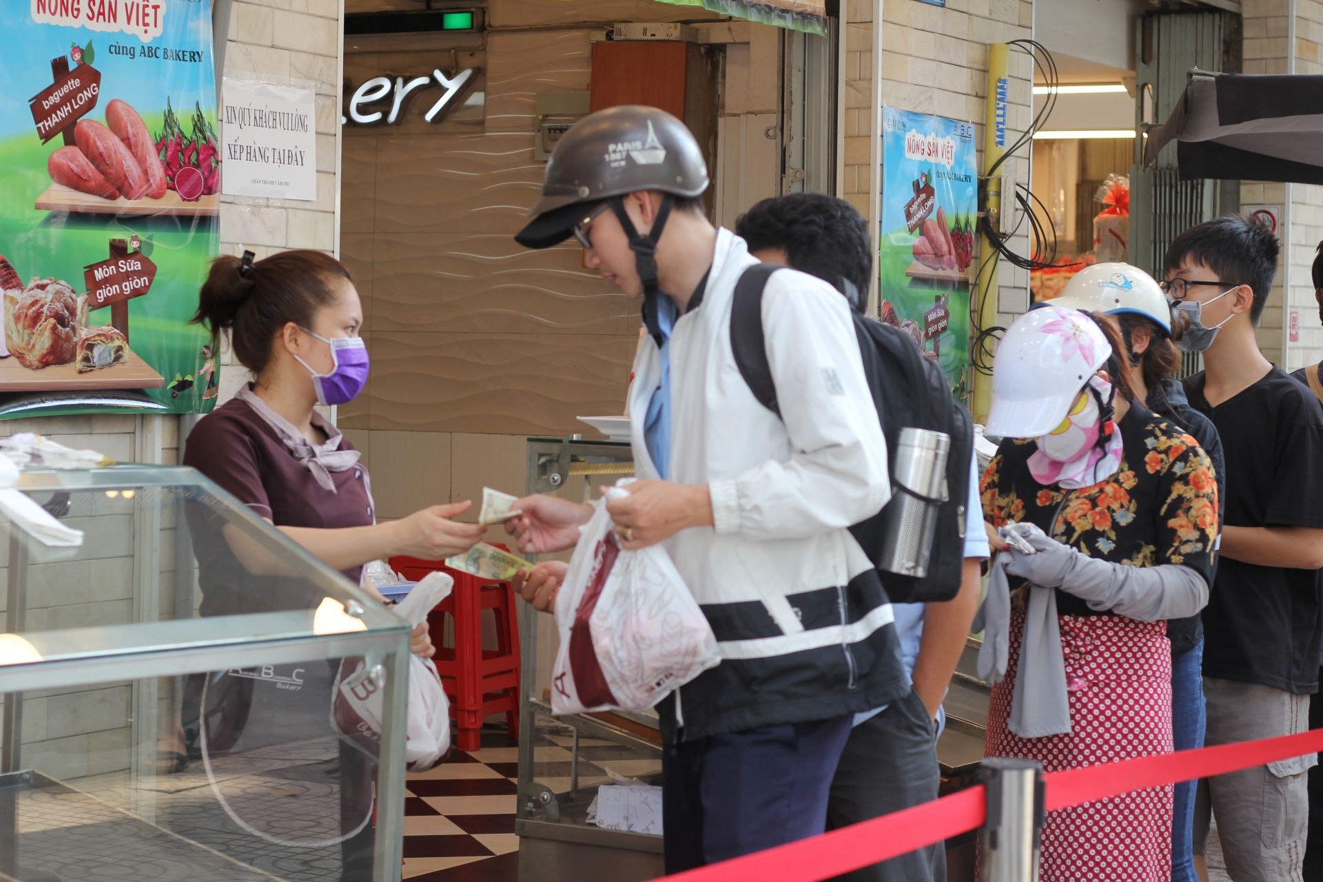 Người dân TP.HCM "đội nắng” chờ mua bánh mì thanh long giải cứu nông sản Việt nguoi dan tphcm doi nang cho mua banh mi thanh long giai cuu nong san viet