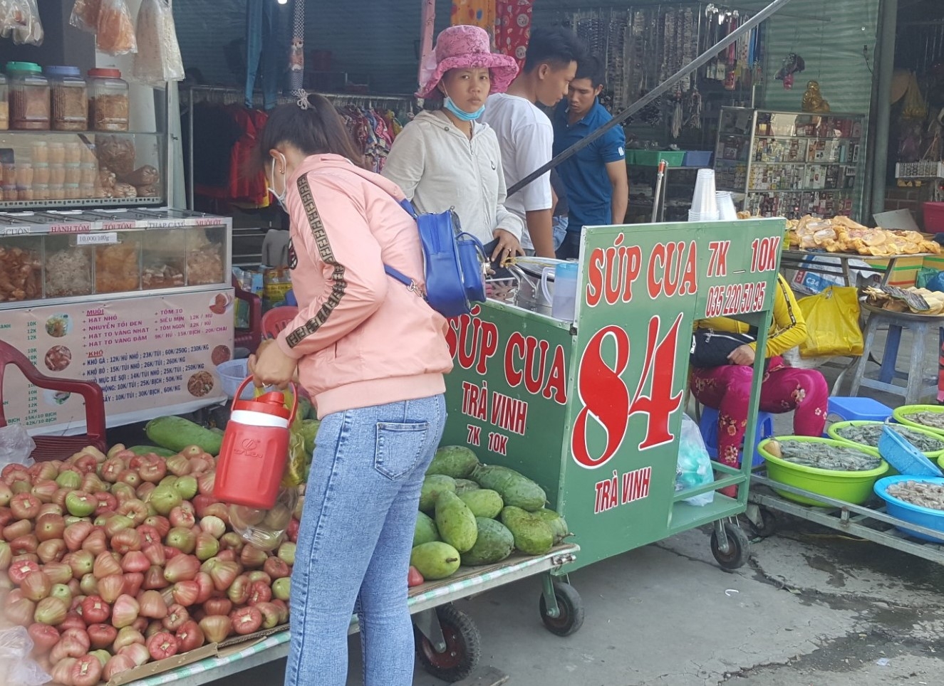 Giá tăng vọt, chợ công nhân vắng bóng quầy thanh long