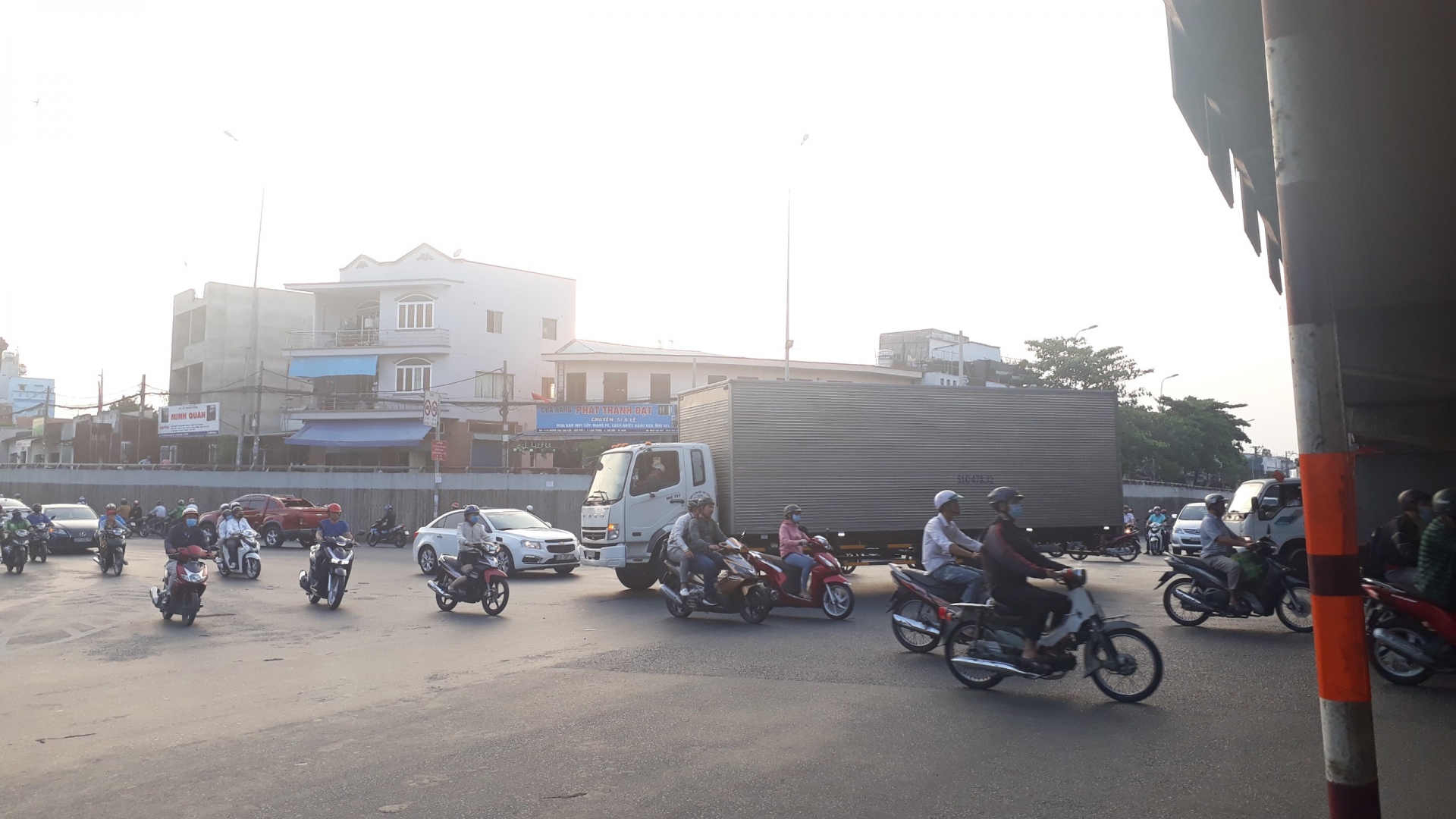 Tai nạn giao thông rình rập công nhân tại ngã tư cầu vượt Linh Xuân tai nan giao thong rinh rap cong nhan tai nga tu cau vuot linh xuan