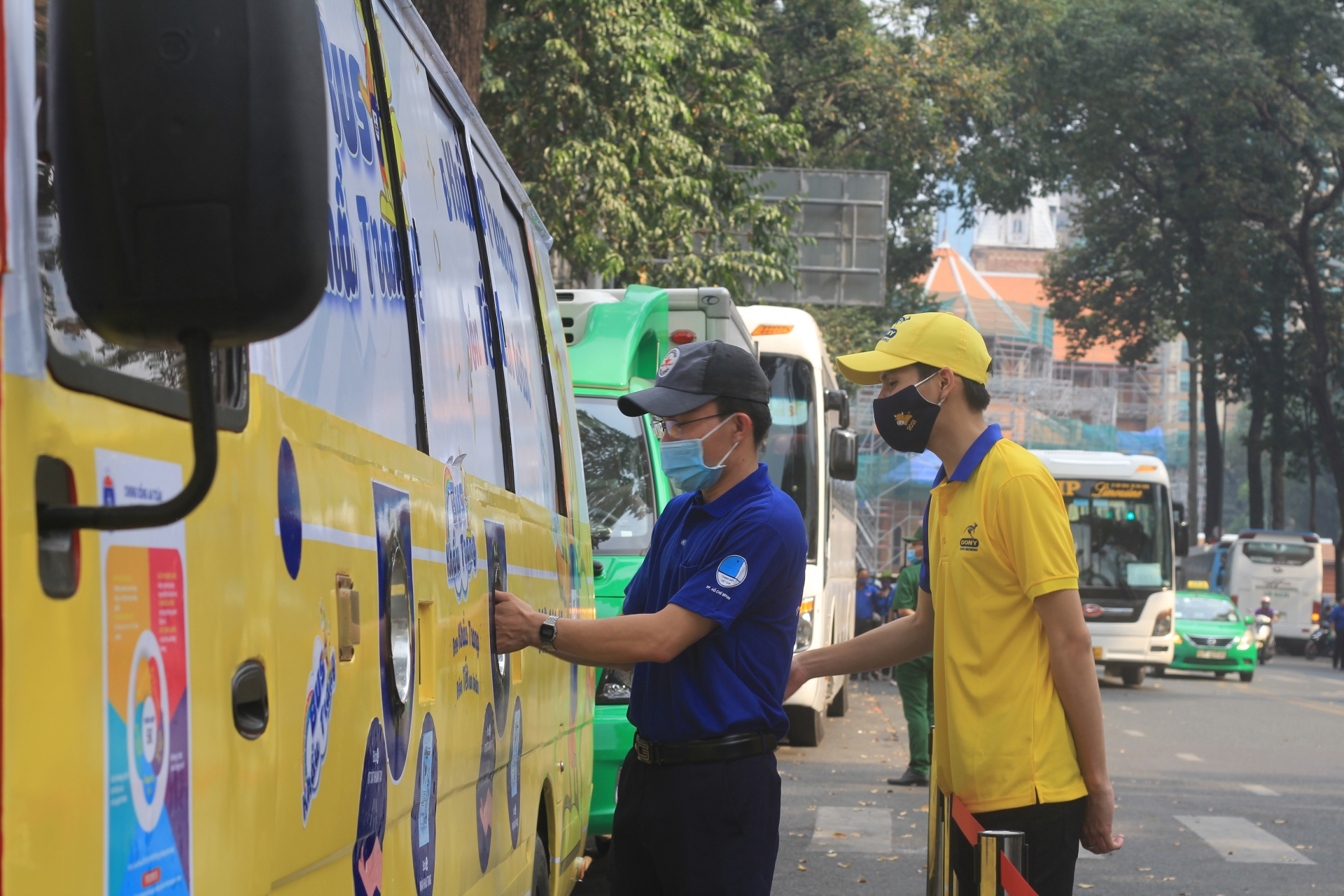 “Xe bus khẩu trang” giúp người lao động được sử dụng khẩu trang đạt chuẩn “Xe bus khẩu trang” giúp người lao động được sử dụng khẩu trang đạt chuẩn