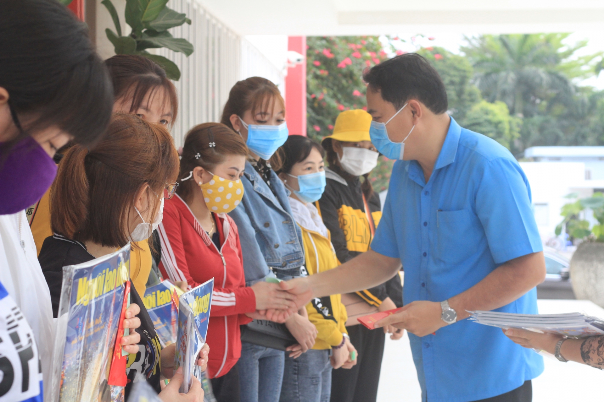 Người lao động ở lại ăn Tết được Công đoàn hỗ trợ chu đáo, tận tình Người lao động ở lại ăn Tết được Công đoàn hỗ trợ chu đáo, tận tình