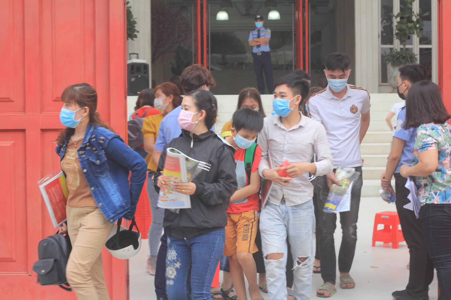 “Đắn đo, suy nghĩ nhiều lắm, nhưng phải về quê ăn Tết thôi vì con tôi ở đó!” “Đắn đo, suy nghĩ nhiều lắm, nhưng phải về quê ăn Tết thôi vì con tôi ở đó!”