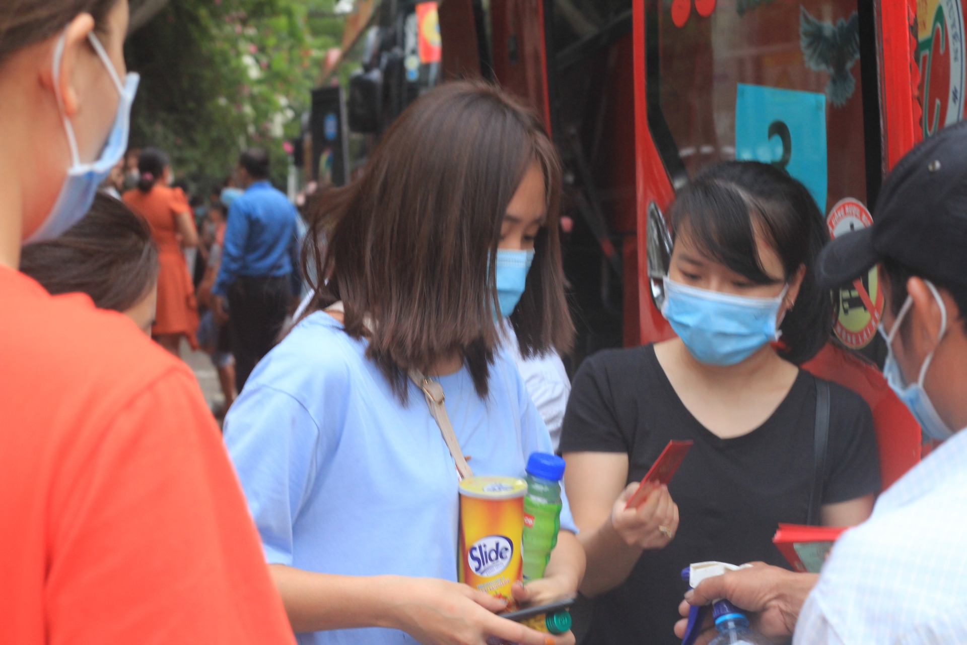 “Đắn đo, suy nghĩ nhiều lắm, nhưng phải về quê ăn Tết thôi vì con tôi ở đó!” “Đắn đo, suy nghĩ nhiều lắm, nhưng phải về quê ăn Tết thôi vì con tôi ở đó!”