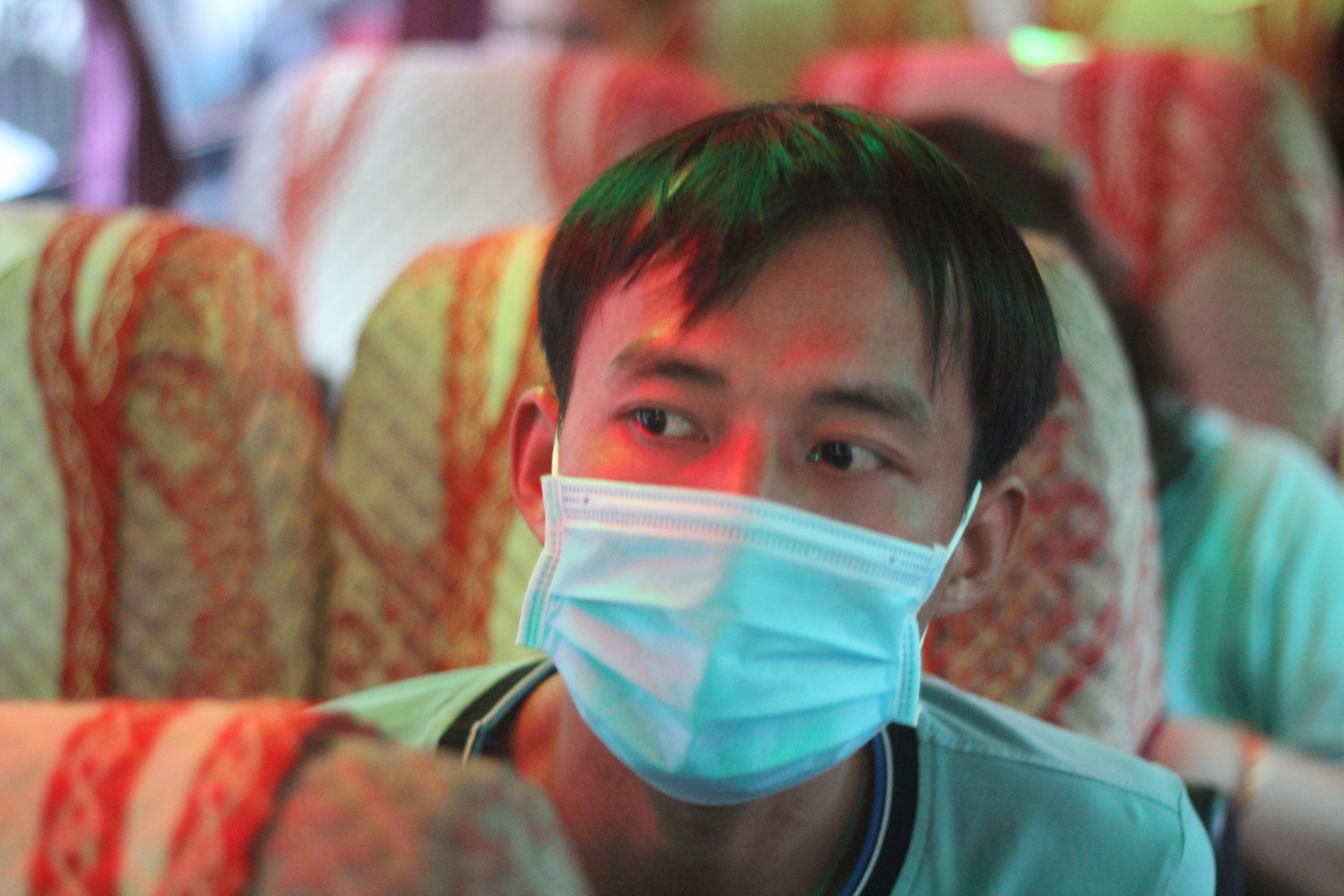 “Đắn đo, suy nghĩ nhiều lắm, nhưng phải về quê ăn Tết thôi vì con tôi ở đó!” “Đắn đo, suy nghĩ nhiều lắm, nhưng phải về quê ăn Tết thôi vì con tôi ở đó!”