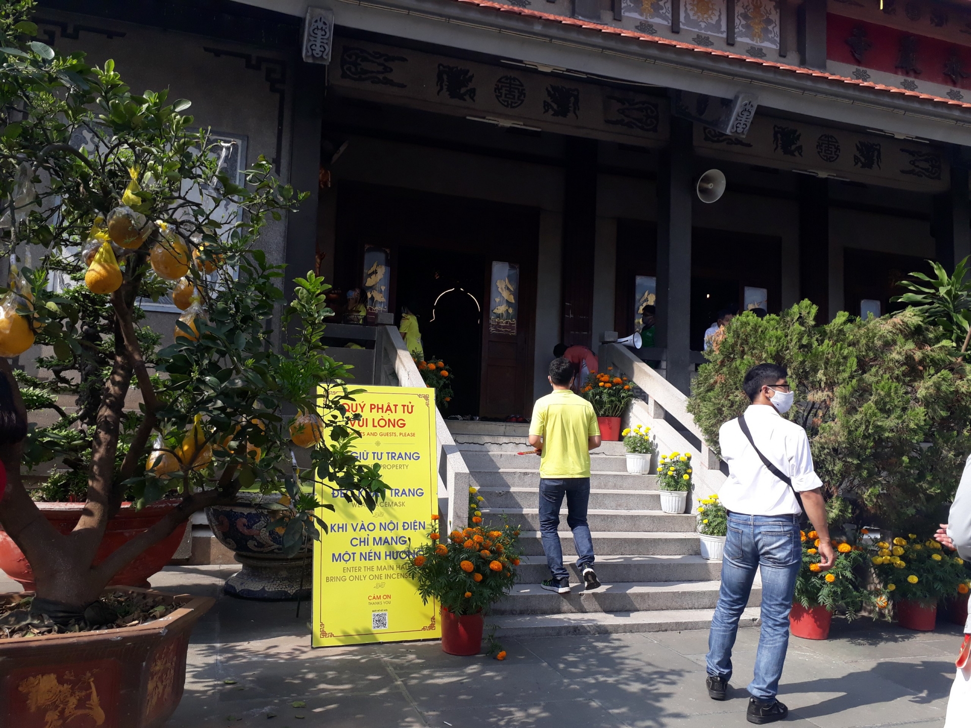 Đầu năm đi chùa, người lao động cầu cho mưa thuận gió hòa, hết dịch bệnh Covid -19 Đầu năm đi chùa, người lao động cầu cho mưa thuận gió hòa, hết dịch bệnh Covid -19