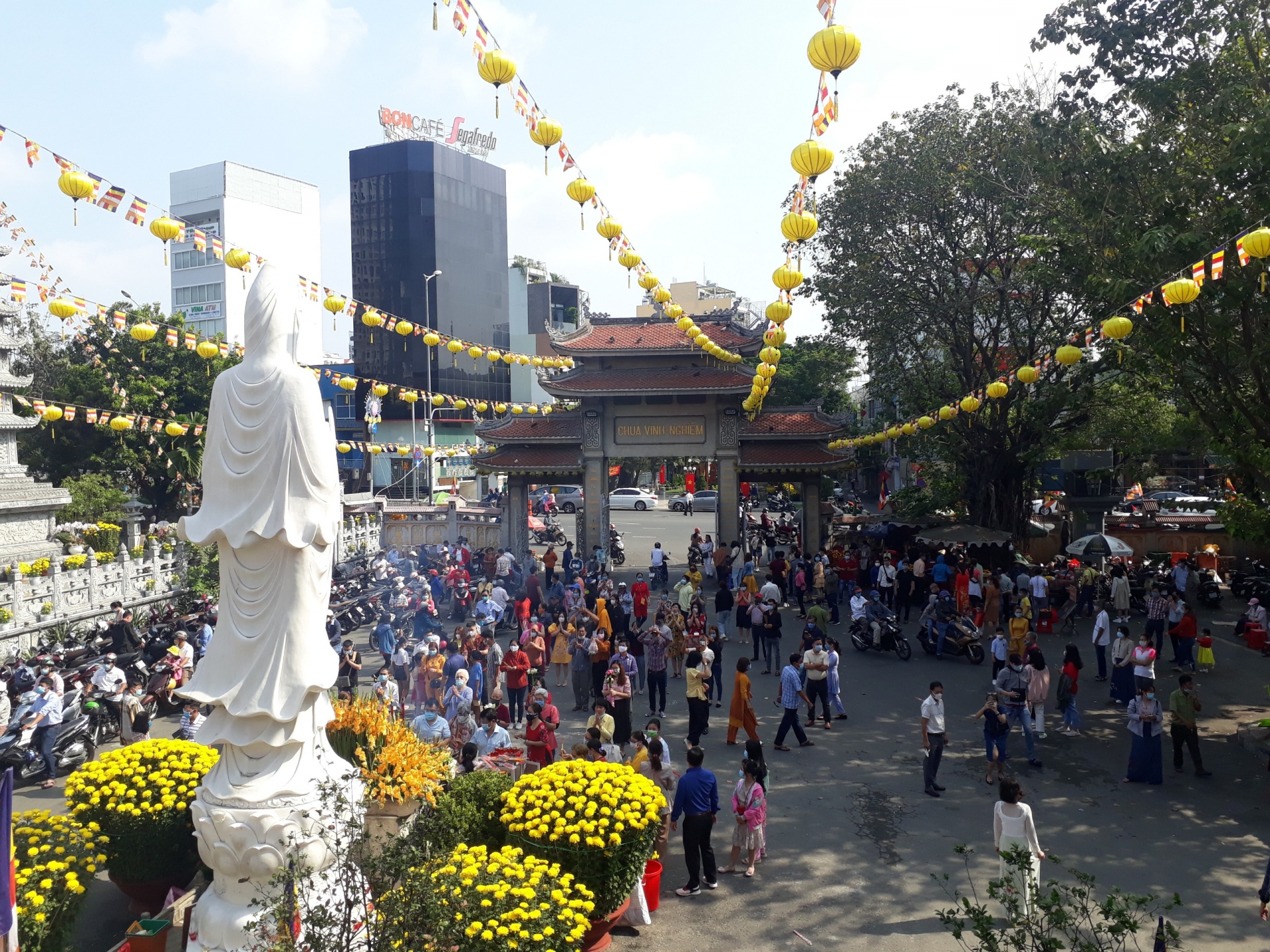 Đầu năm đi chùa, người lao động cầu cho mưa thuận gió hòa, hết dịch bệnh Covid -19 Đầu năm đi chùa, người lao động cầu cho mưa thuận gió hòa, hết dịch bệnh Covid -19