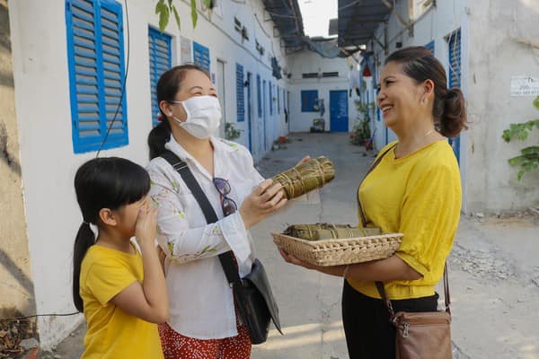 Người lao động được tặng bánh chưng, lỳ xì đầu năm khi ở lại ăn Tết