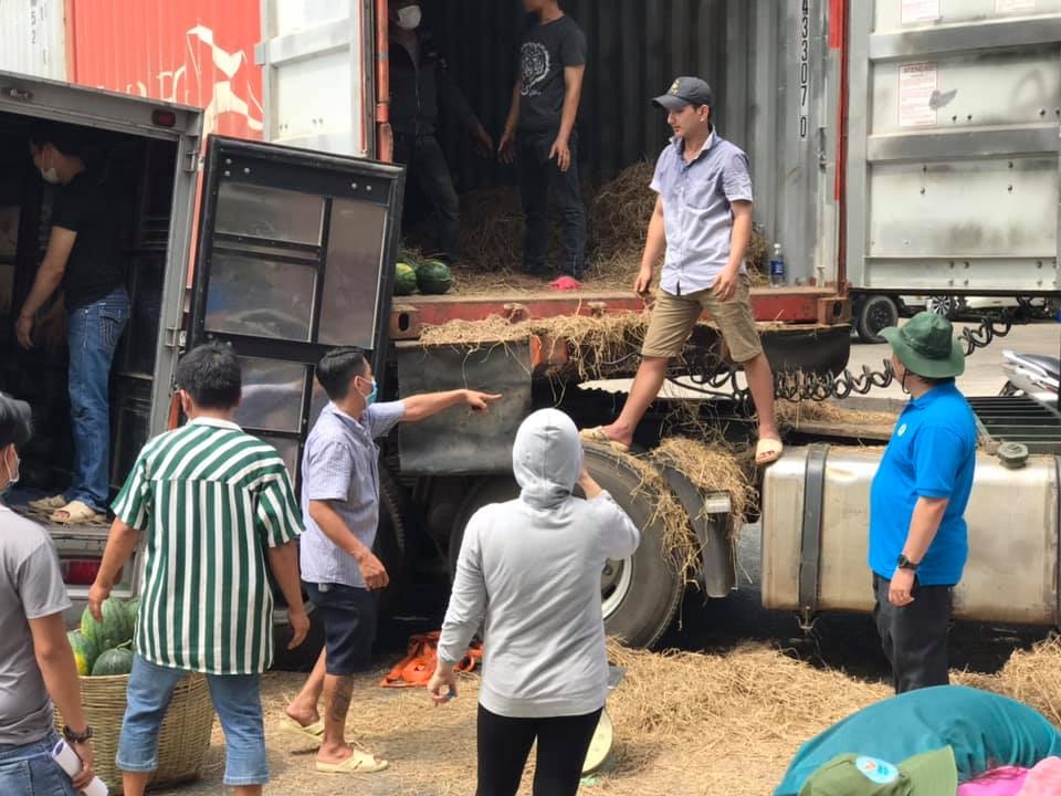 LĐLĐ TP. Hồ Chí Minh chung tay hỗ trợ tiêu thụ dưa hấu vì dịch Covid - 19 ldld tp ho chi minh chung tay ho tro tieu thu dua hau vi dich covid 19