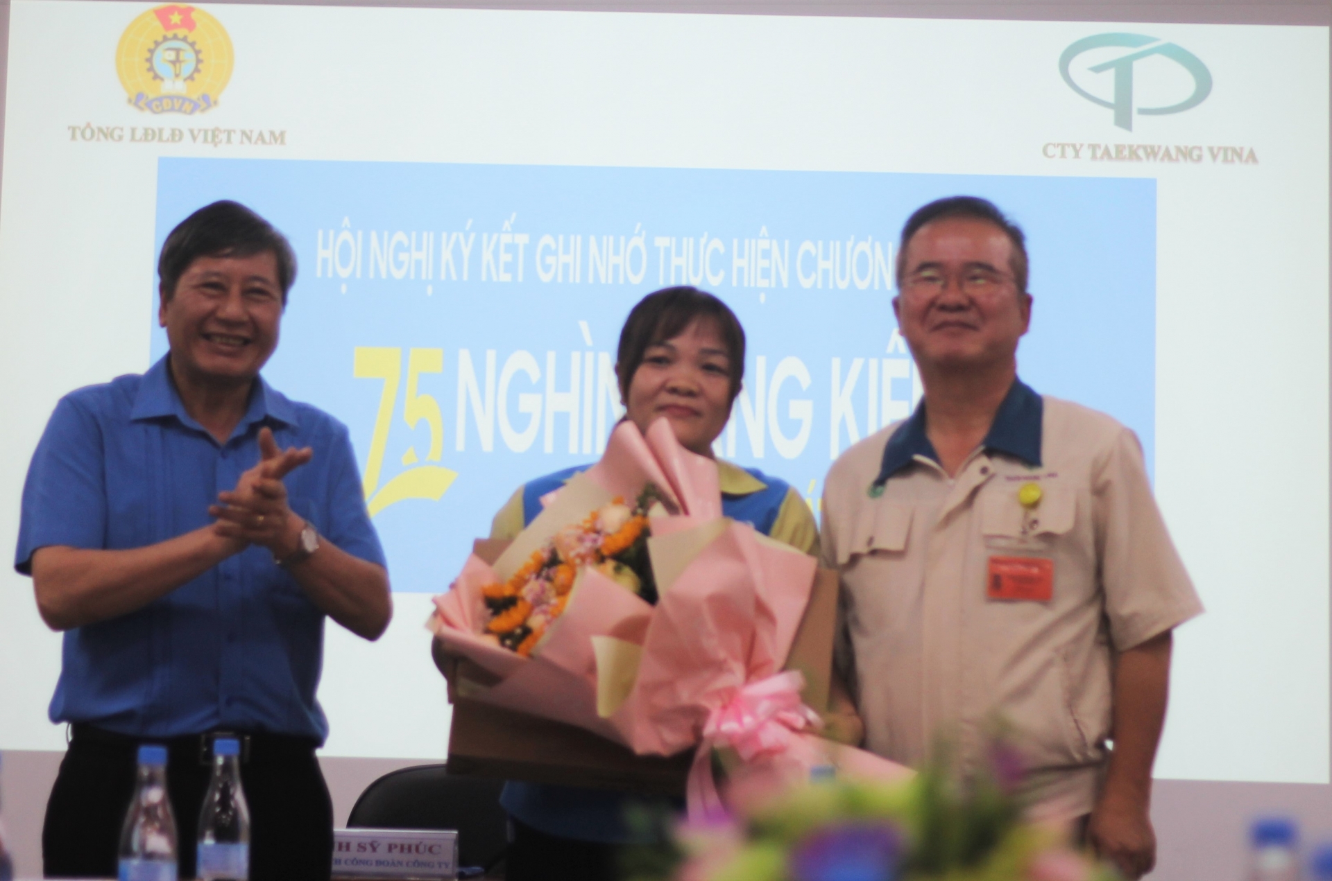 “75.000 sáng kiến vượt khó phát triển” đã đến với hơn 35 ngàn lao động Taekwang Vina “75.000 sáng kiến vượt khó phát triển” đã đến với hơn 35 ngàn lao động Taekwang Vina