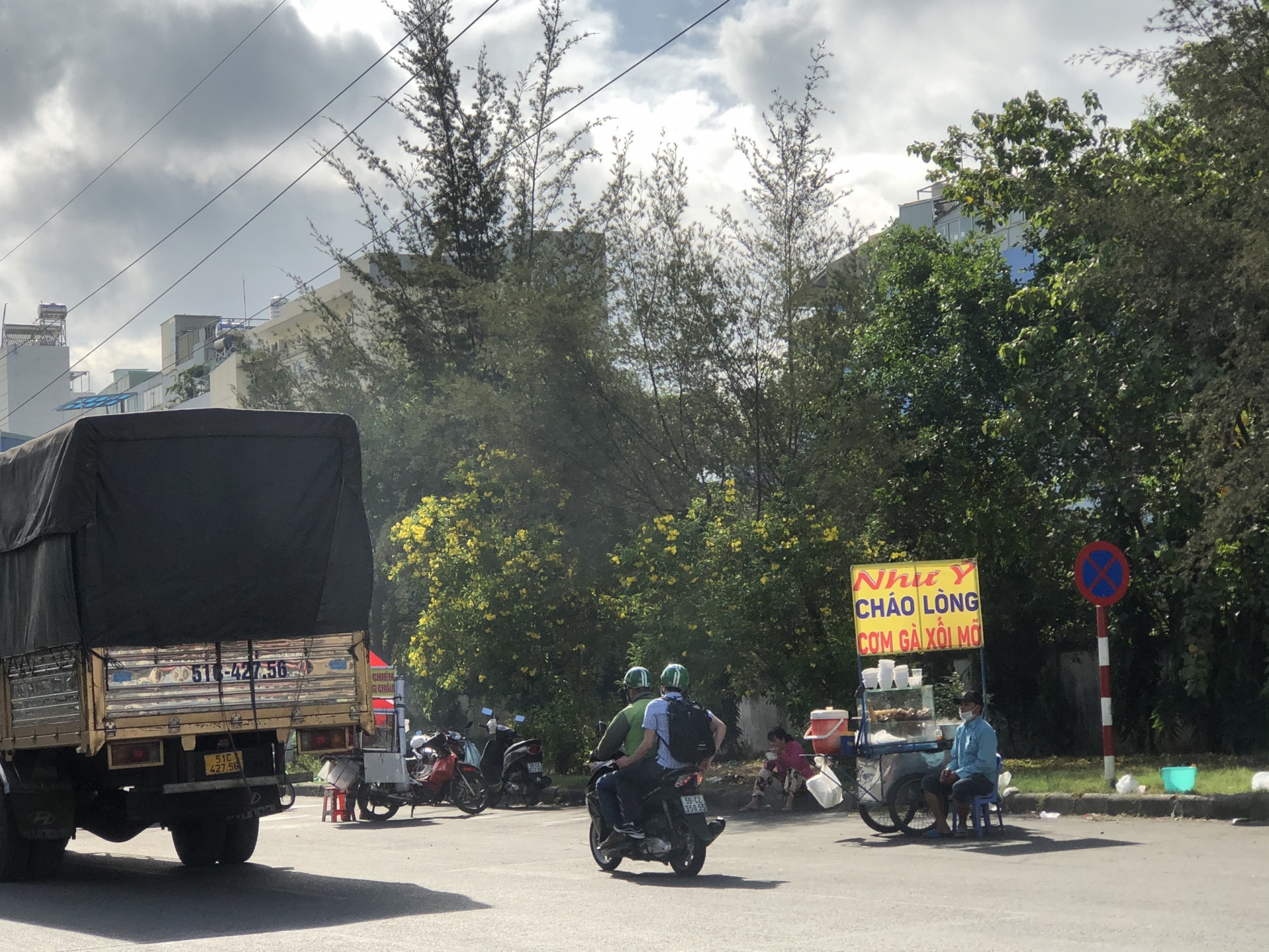 Công nhân mua thực phẩm giá rẻ để tiết kiệm chi phí trong thời Công nhân mua thực phẩm giá rẻ để tiết kiệm chi phí trong thời