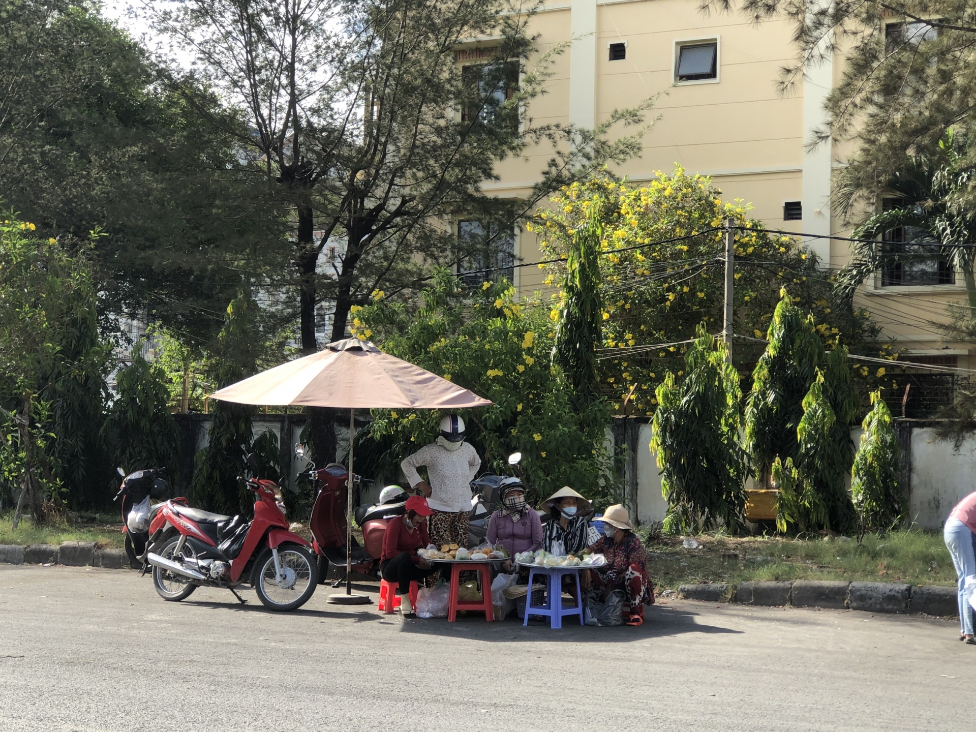 Công nhân mua thực phẩm giá rẻ để tiết kiệm chi phí trong thời Công nhân mua thực phẩm giá rẻ để tiết kiệm chi phí trong thời