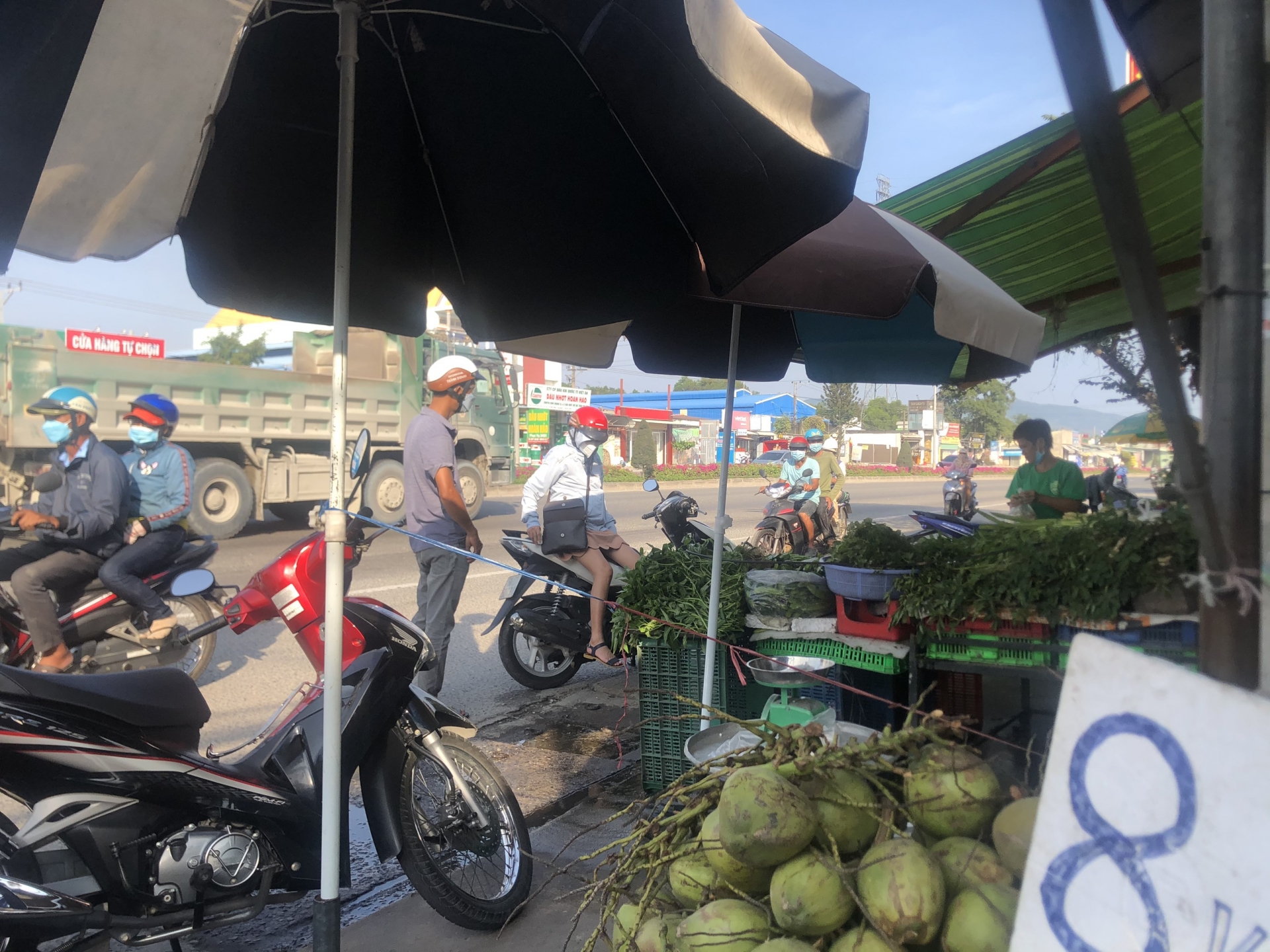 Công nhân mua thực phẩm giá rẻ để tiết kiệm chi phí trong thời Công nhân mua thực phẩm giá rẻ để tiết kiệm chi phí trong thời