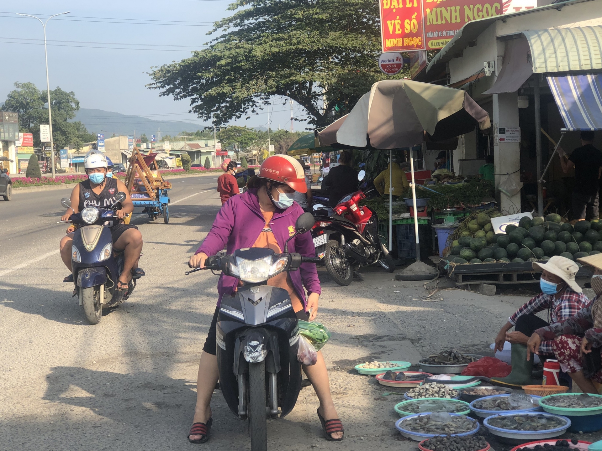 Công nhân mua thực phẩm giá rẻ để tiết kiệm chi phí trong thời Công nhân mua thực phẩm giá rẻ để tiết kiệm chi phí trong thời