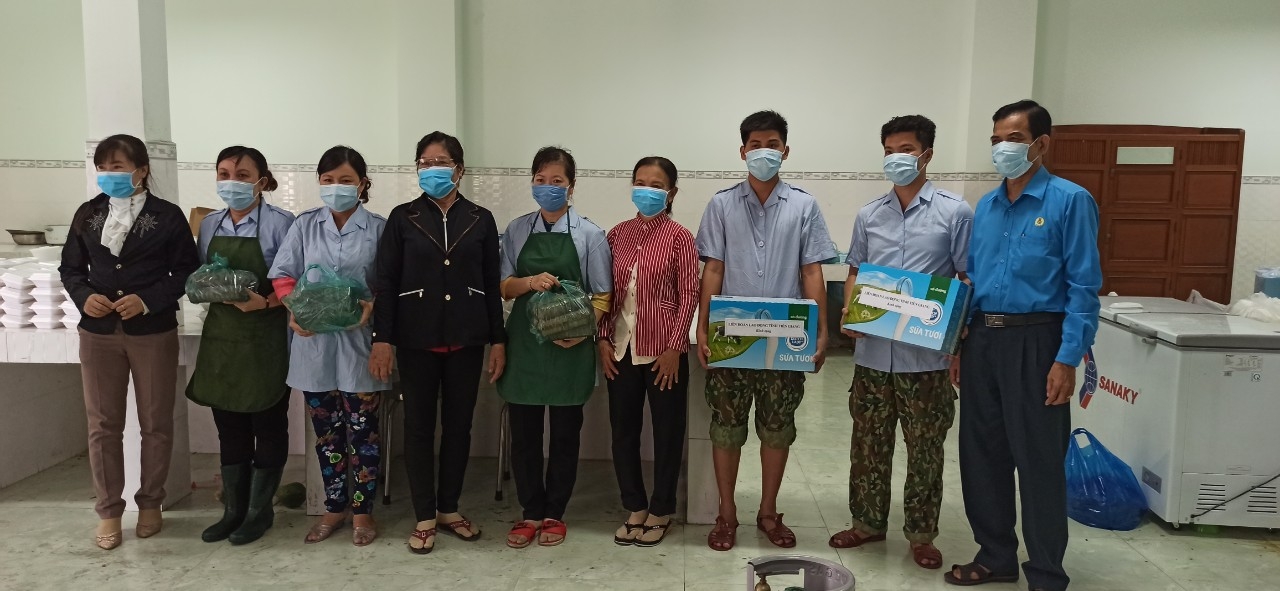 LĐLĐ tỉnh Tiền Giang: Tặng nhu yếu phẩm cho lực lượng làm nhiệm vụ tại khu cách ly ldld tinh tien giang tang nhu yeu pham cho luc luong lam nhiem vu tai khu cach ly
