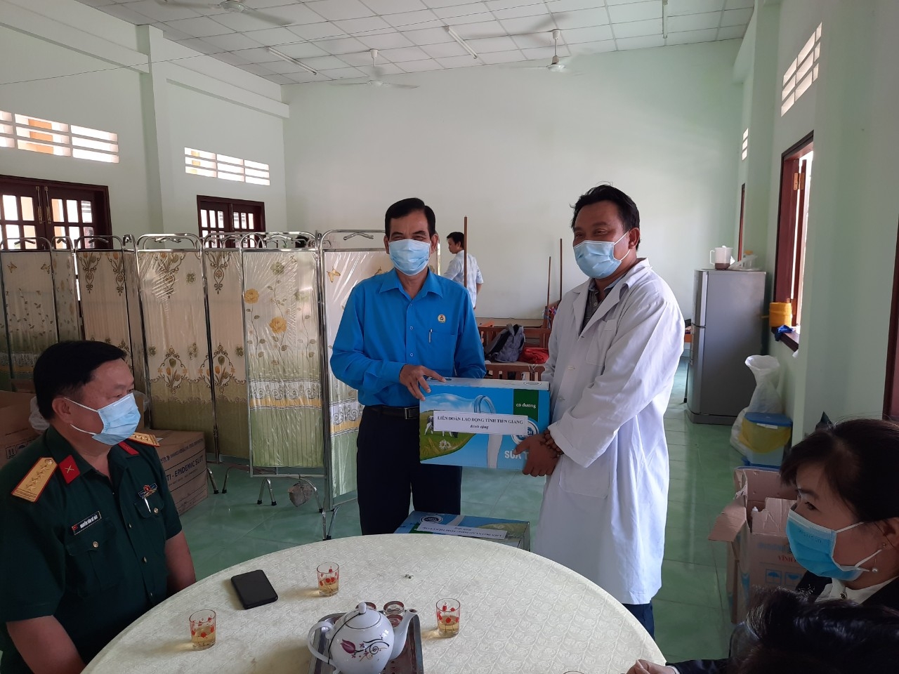 LĐLĐ tỉnh Tiền Giang: Tặng nhu yếu phẩm cho lực lượng làm nhiệm vụ tại khu cách ly ldld tinh tien giang tang nhu yeu pham cho luc luong lam nhiem vu tai khu cach ly