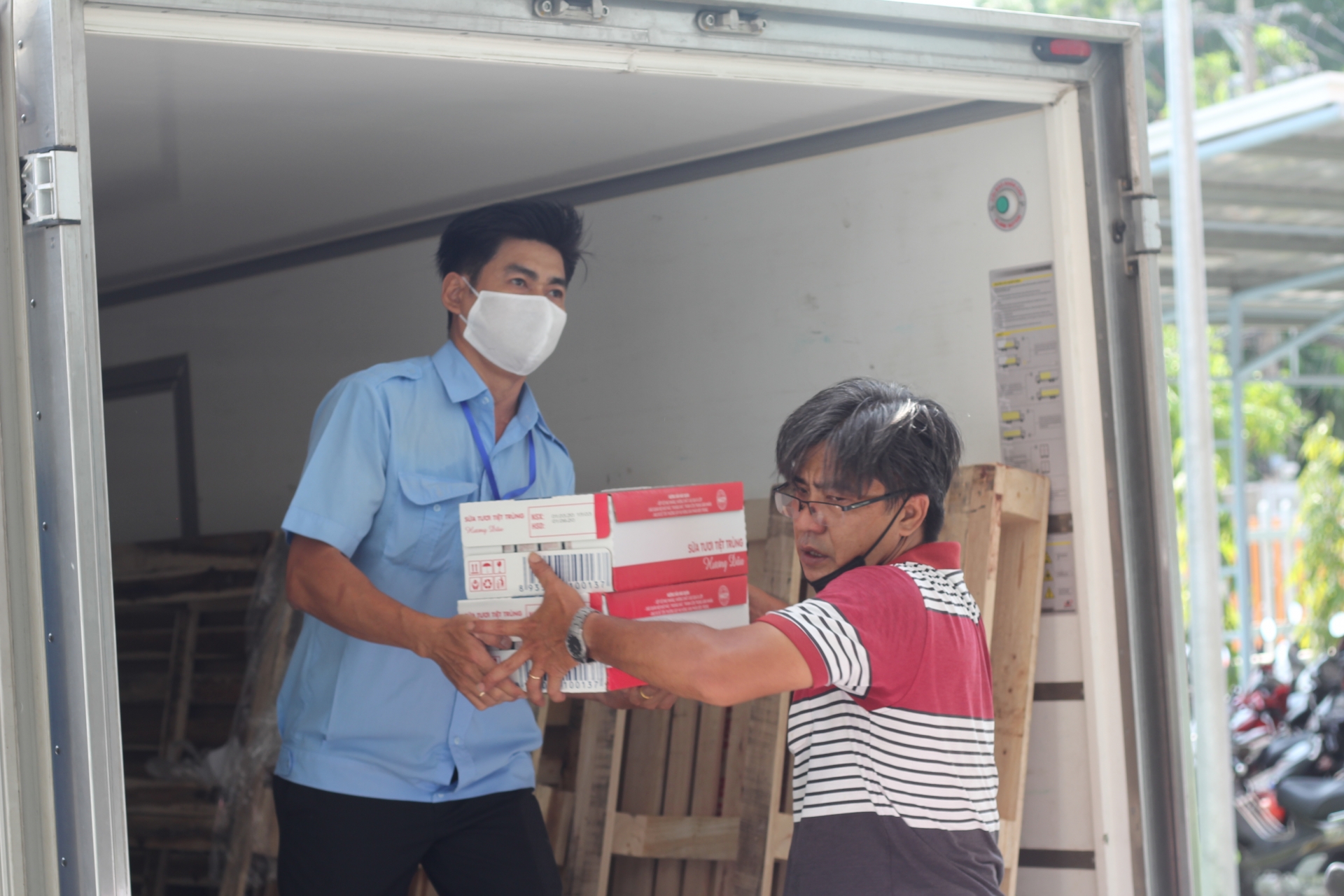 Lothamilk và SIG Combibloc cùng “Bảo vệ blouse trắng” tặng 300 thùng sữa cho HCDC lothamilk va sig combibloc cung bao ve blouse trang tang 300 thung sua cho hcdc