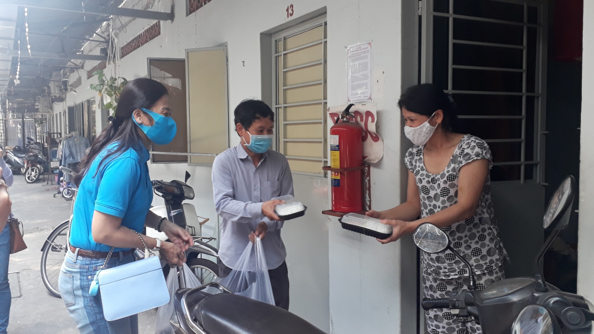 suat com nghia tinh va noi niem cua nguoi lao dong giua dai dich covid 19