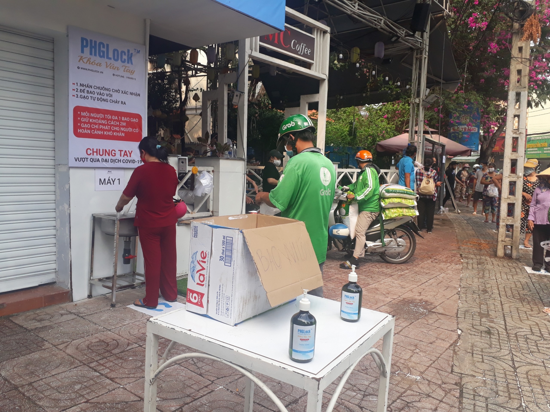 Cây "ATM" phát 500 kg gạo dành cho người nghèo mỗi ngày cay atm phat 500 kg gao danh cho nguoi ngheo moi ngay