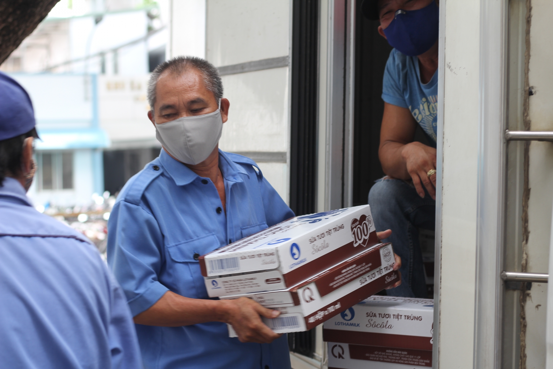 “Bảo vệ blouse trắng”: Lothamilk, SIG Combibloc trao tặng BV Ung bướu 200 thùng sữa bao ve blouse trang lothamilk sig combibloc trao tang bv ung buou 200 thung sua